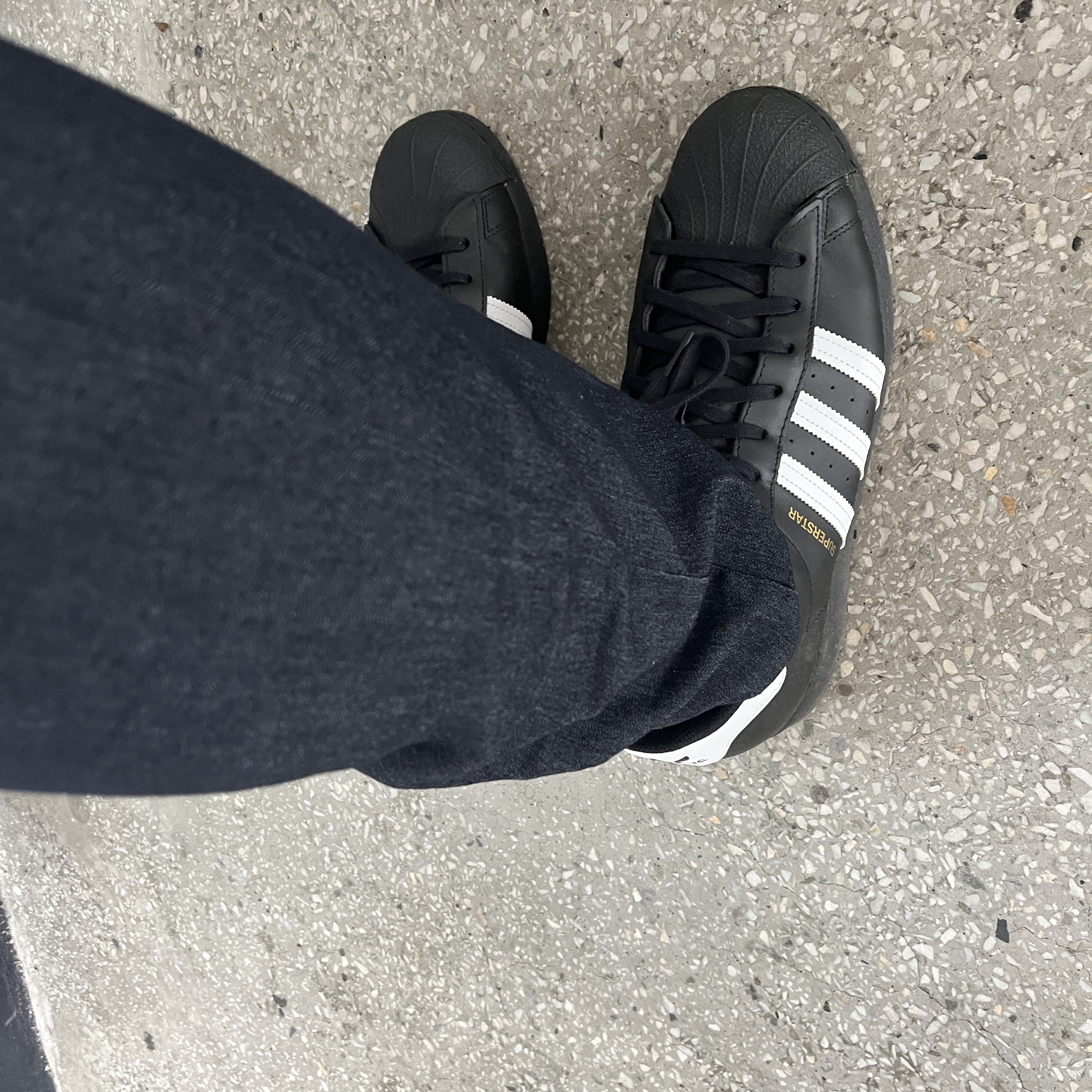 Adidas Superstar Core Black White 착용 스타일 - 1