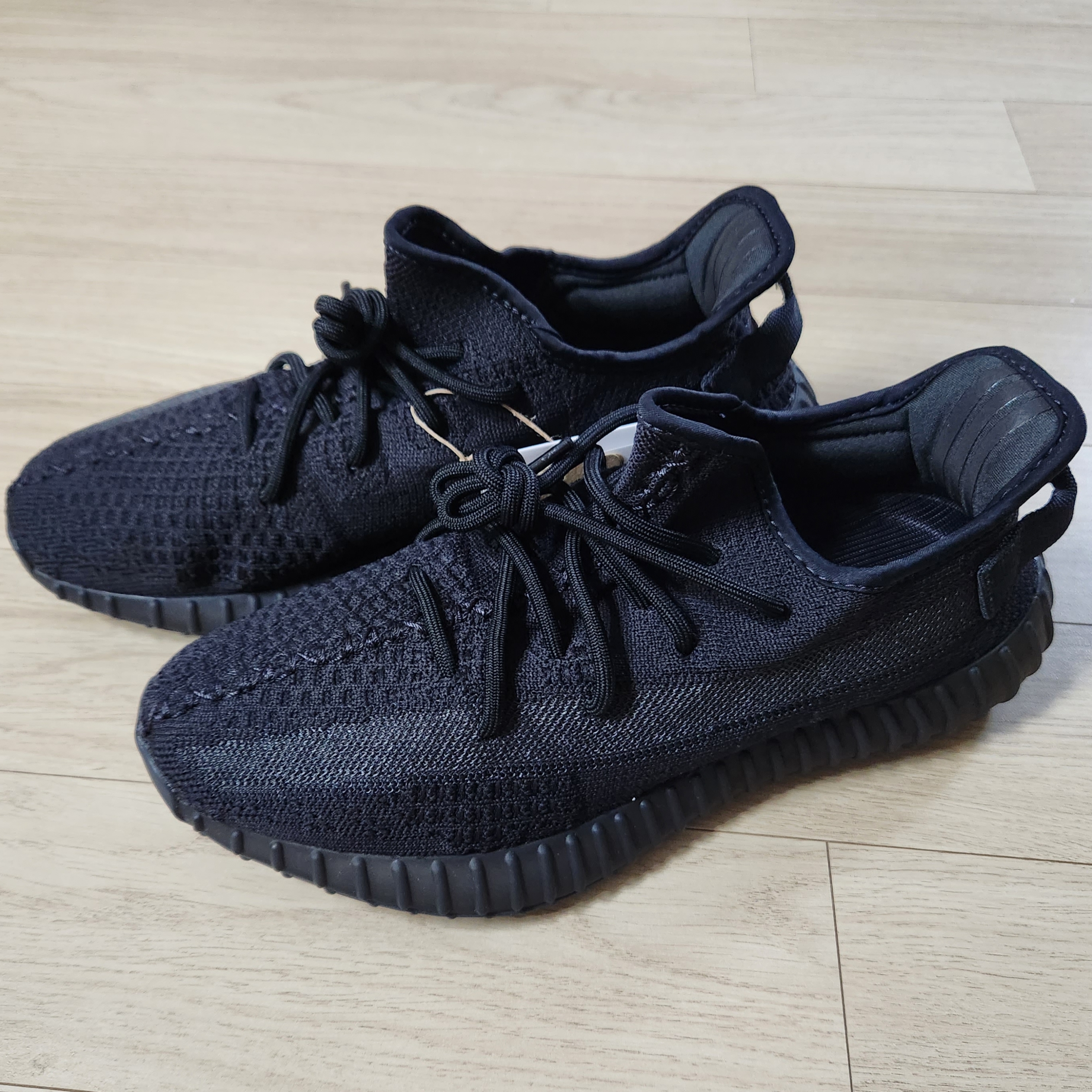 Adidas Yeezy Boost 350 V2 Onyx 착용 스타일