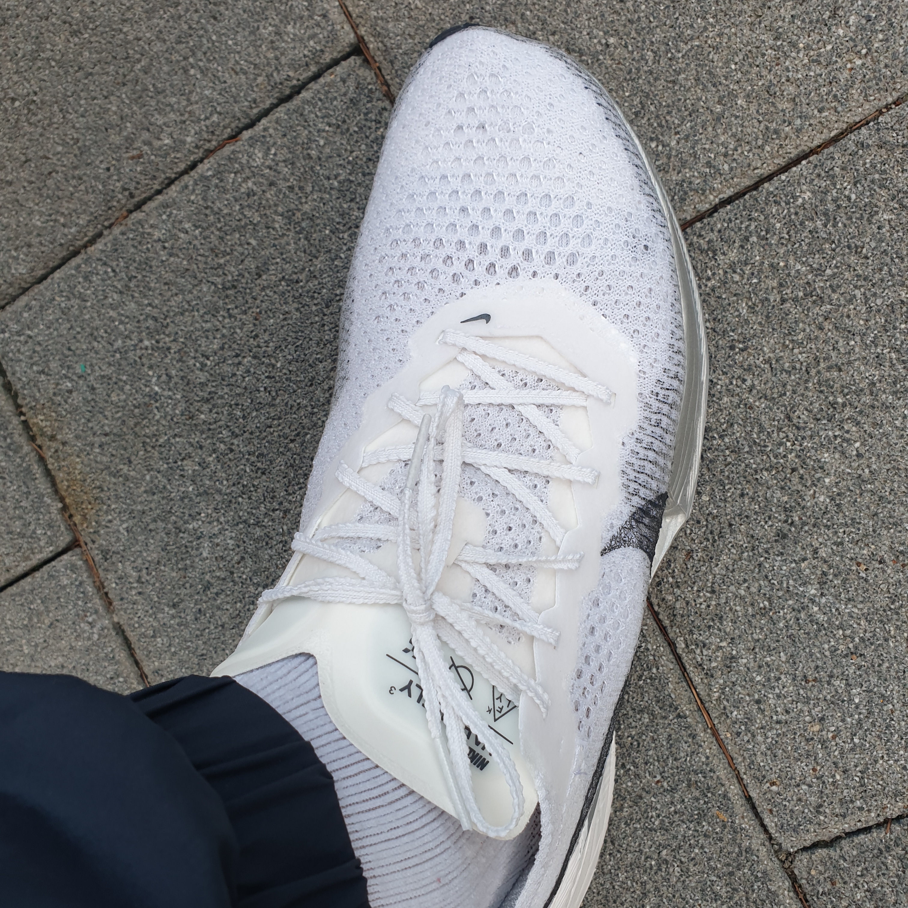 Nike ZoomX Vaporfly Next% 3 White Grey 착용 스타일 - 2