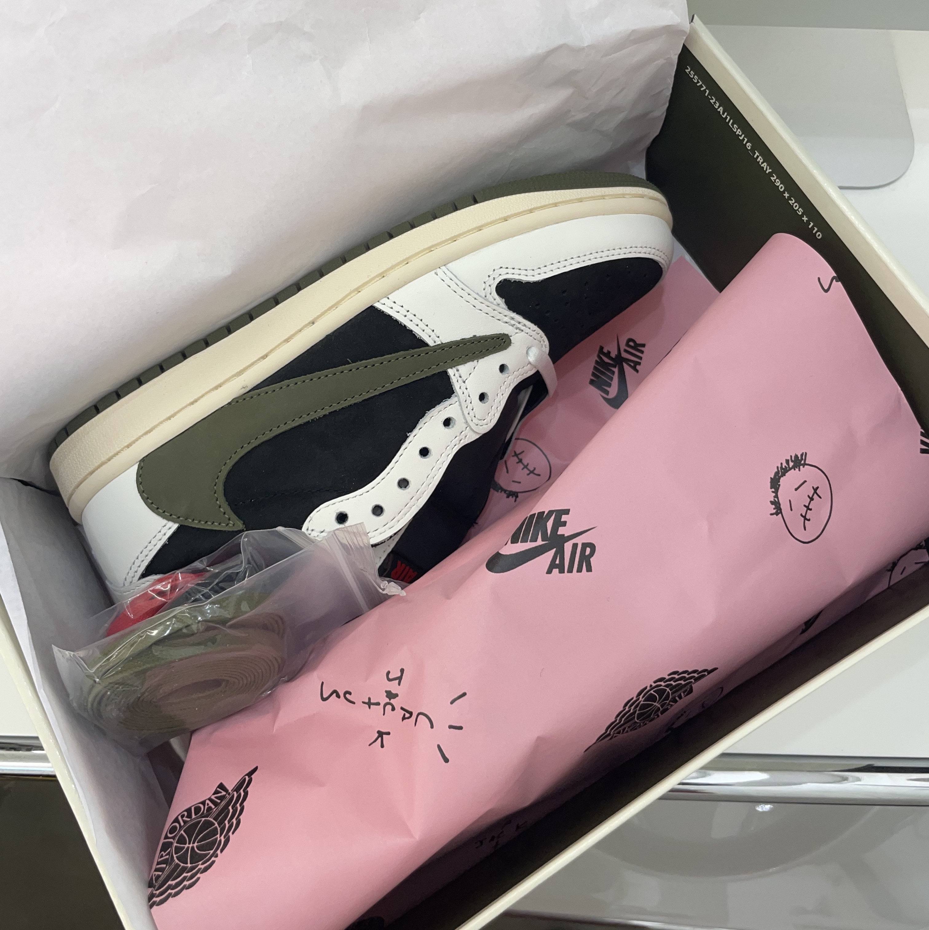 (W) Jordan 1 x Travis Scott Retro Low OG SP Medium Olive 착용 스타일