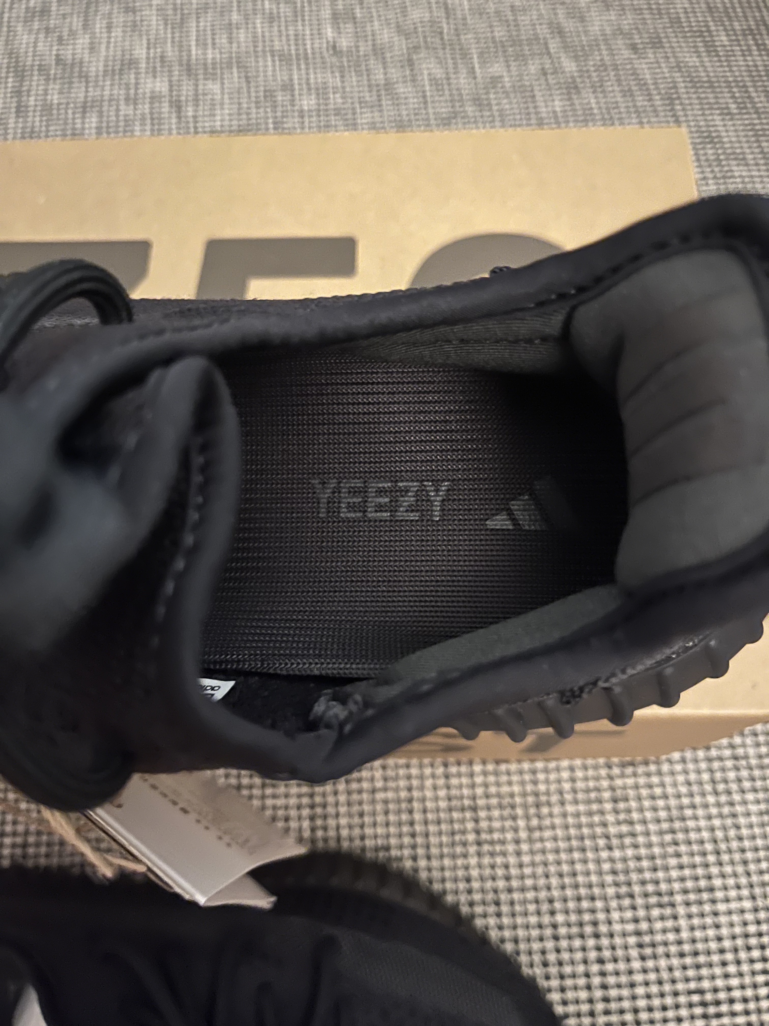 Adidas Yeezy Boost 350 V2 Onyx 착용 스타일 - 5