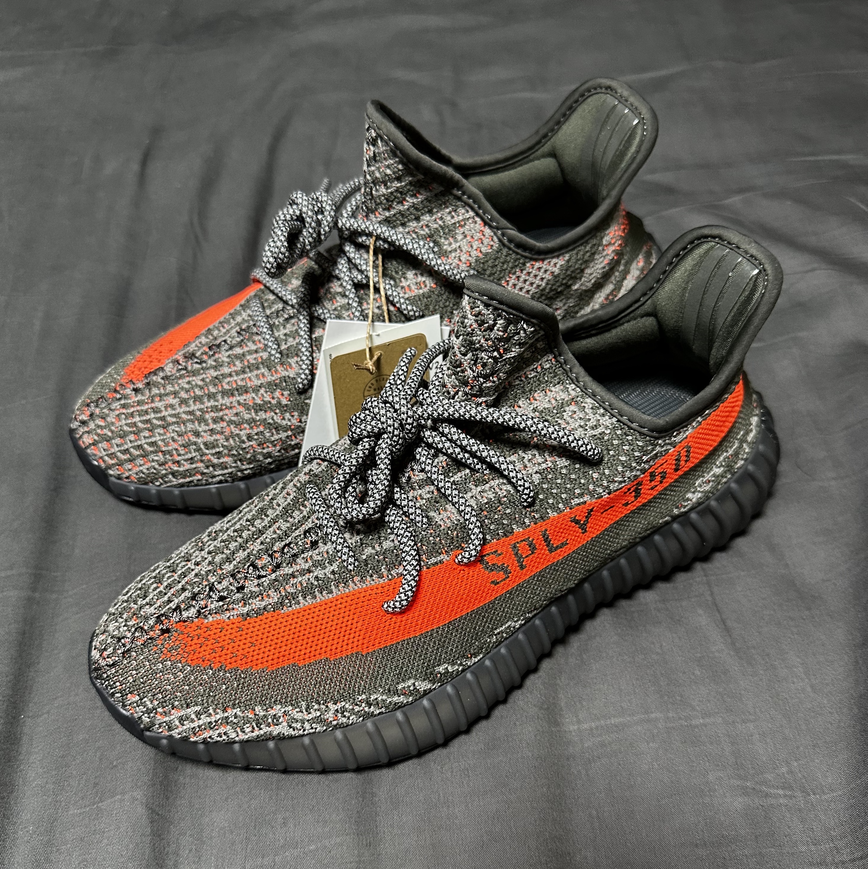 Adidas Yeezy Boost 350 V2 Carbon Beluga 착용 스타일