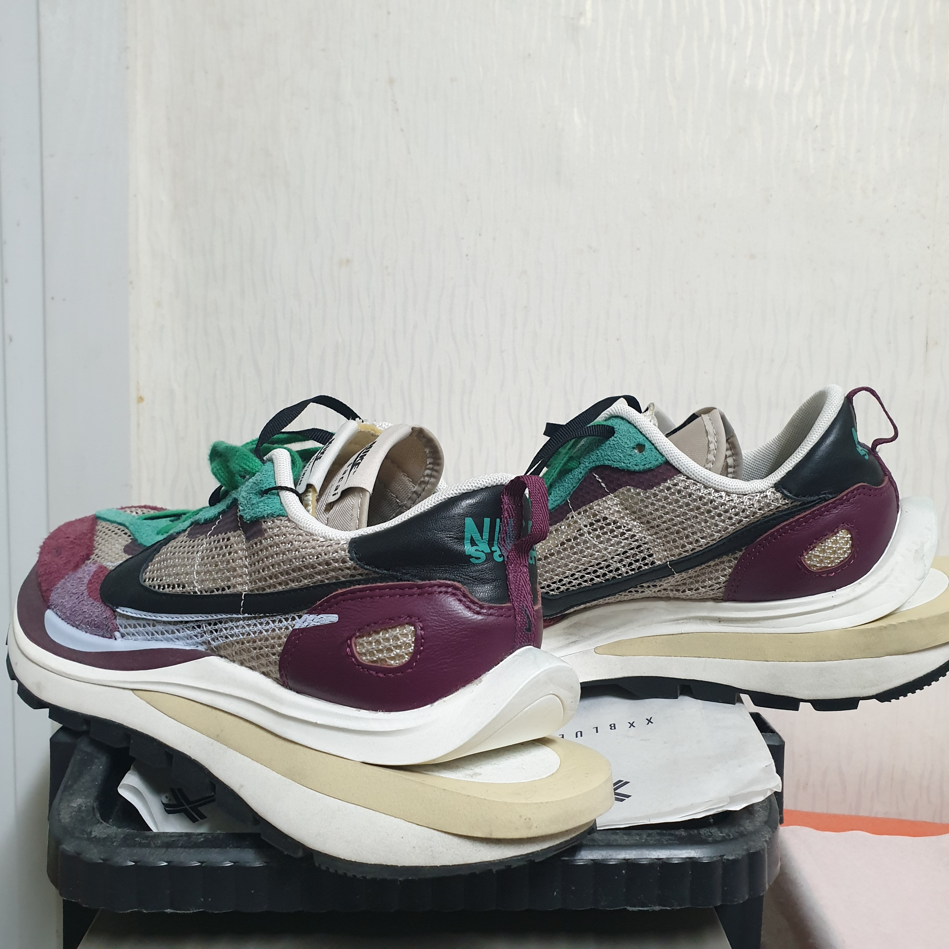Nike x Sacai VaporWaffle String & Black Villain Red 착용 스타일