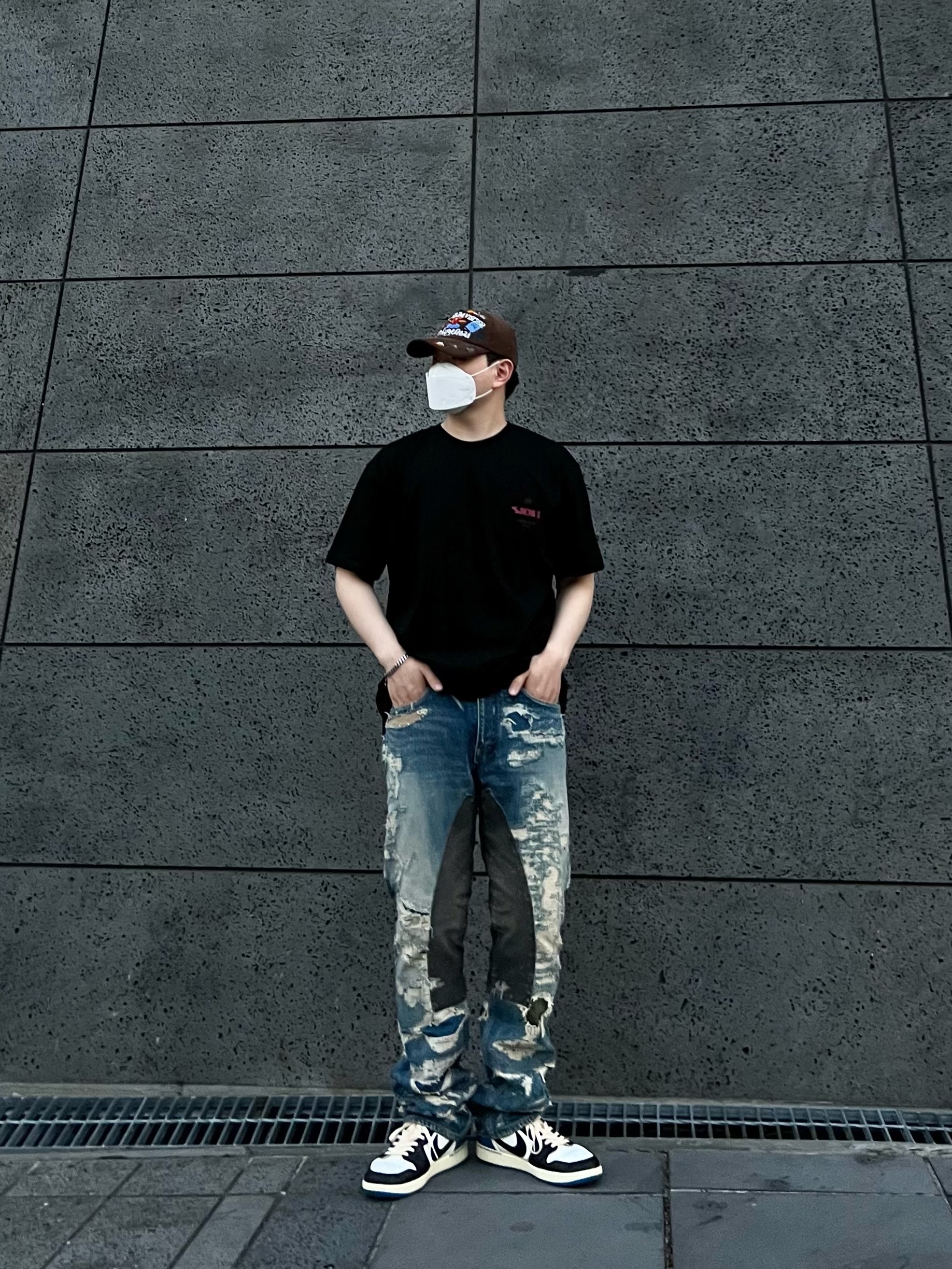 The Museum Visitor x Jon Burgerman Hand Painted Pizza & Poch Corduroy Ball Cap Brown, Jordan 1 x Travis Scott x Fragment Retro Low OG SP Military Blue 착용 스타일