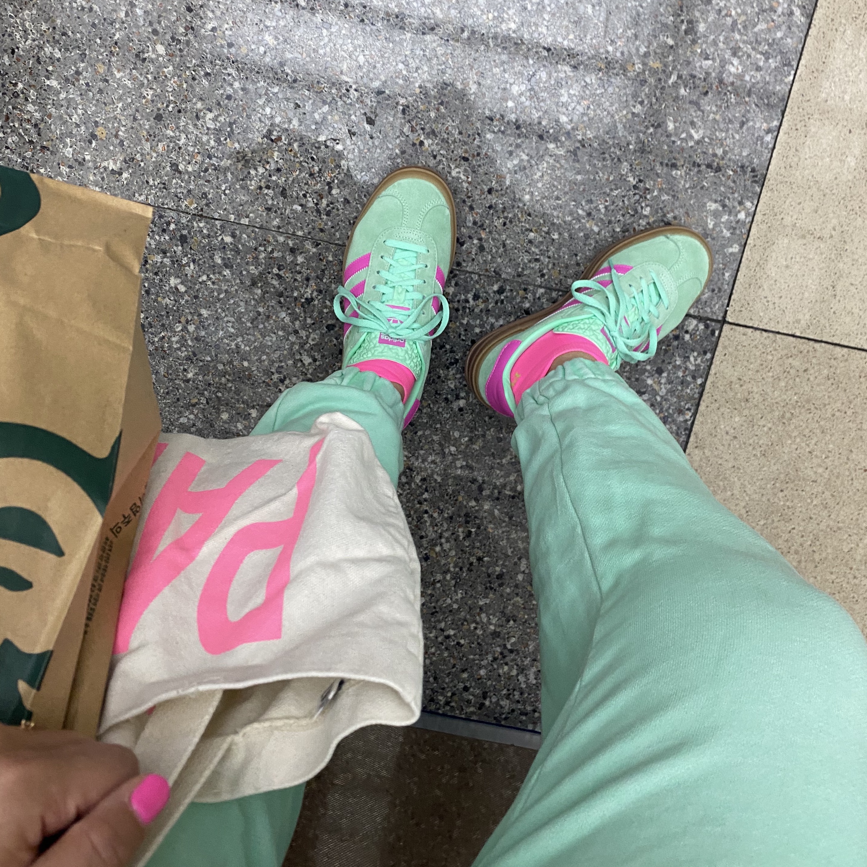 (W) Adidas Gazelle Bold Pulse Mint Pink 착용 스타일 - 4