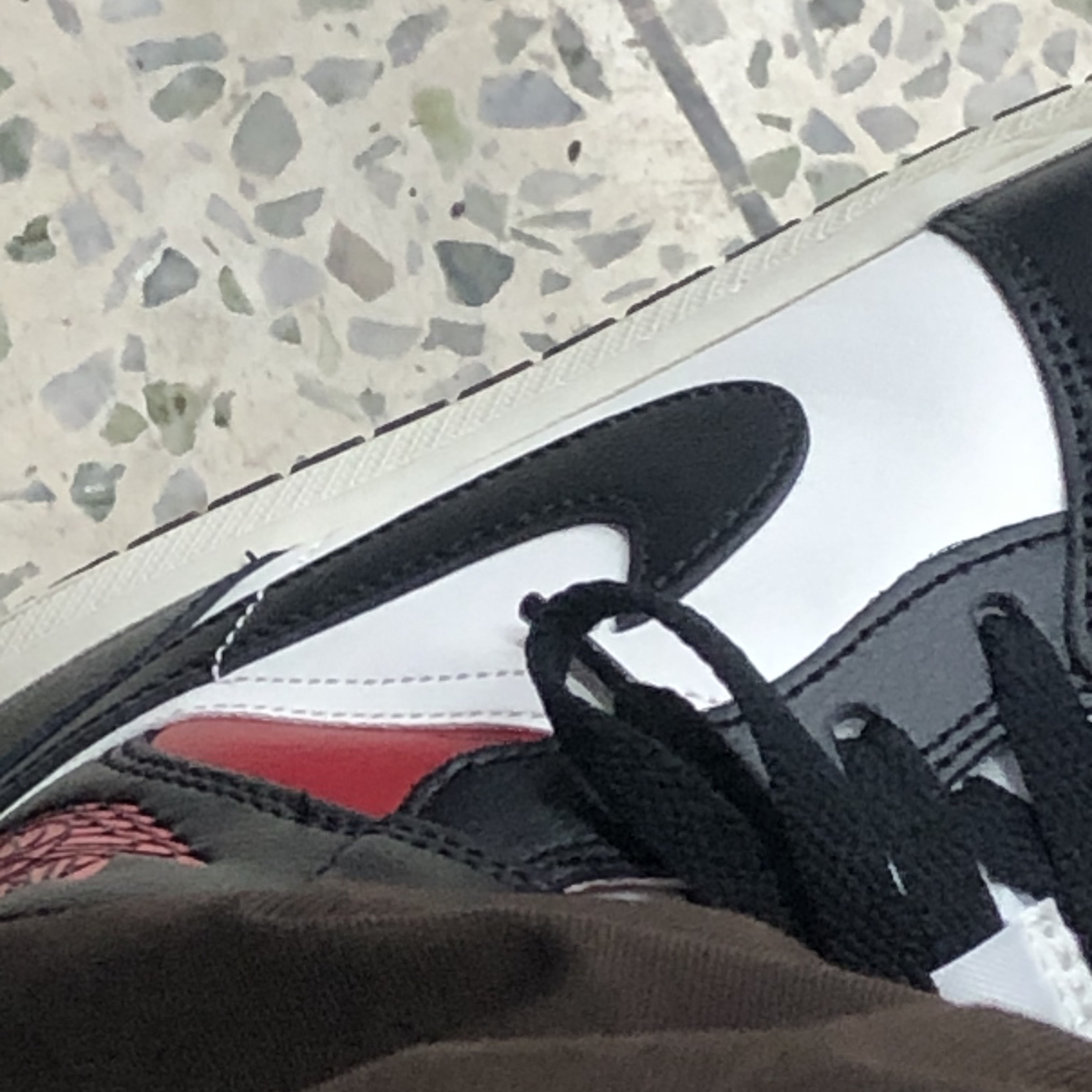 (W) Jordan 1 Mid Black Gym Red 착용 스타일 - 2