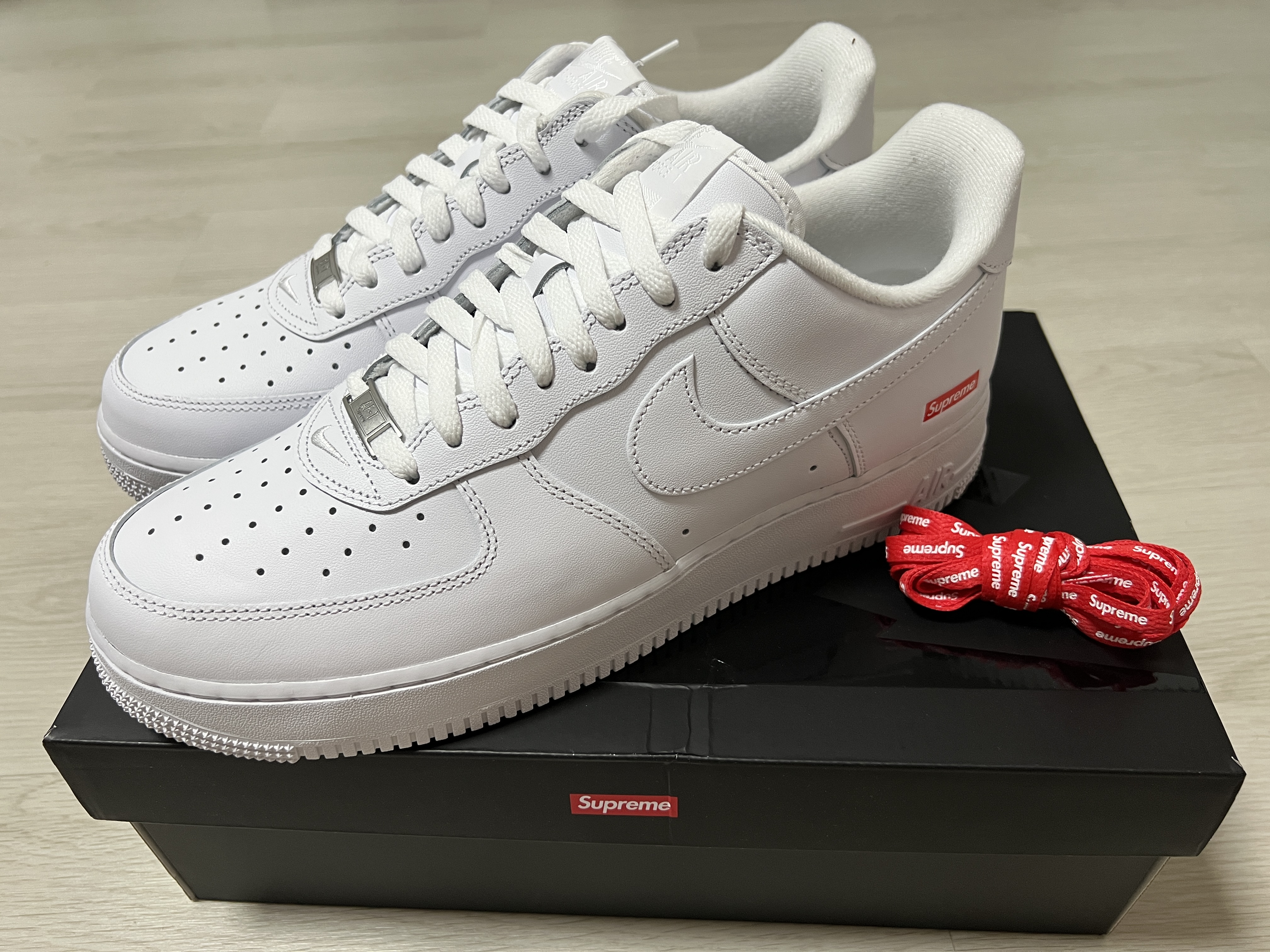 Nike x Supreme Air Force 1 Low White 착용 스타일