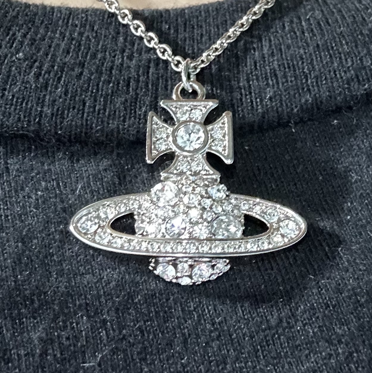 Vivienne Westwood Francette Bas Relief Pendant Platinum 착용 스타일