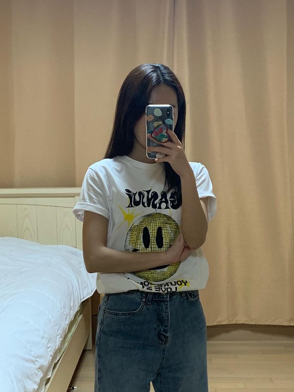 (W) Ganni Yellow Smiley Relaxed T-Shirt Bright White 착용 스타일