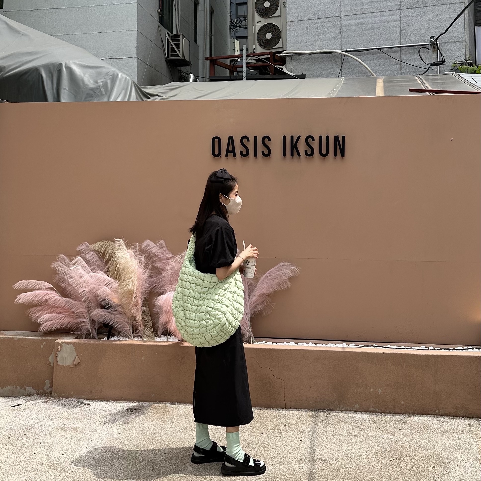 COS Quilted Oversized Shoulder Bag Green, (W) Gucci Mini Double G Rubber Slide Sandal Black 착용 스타일 - 1