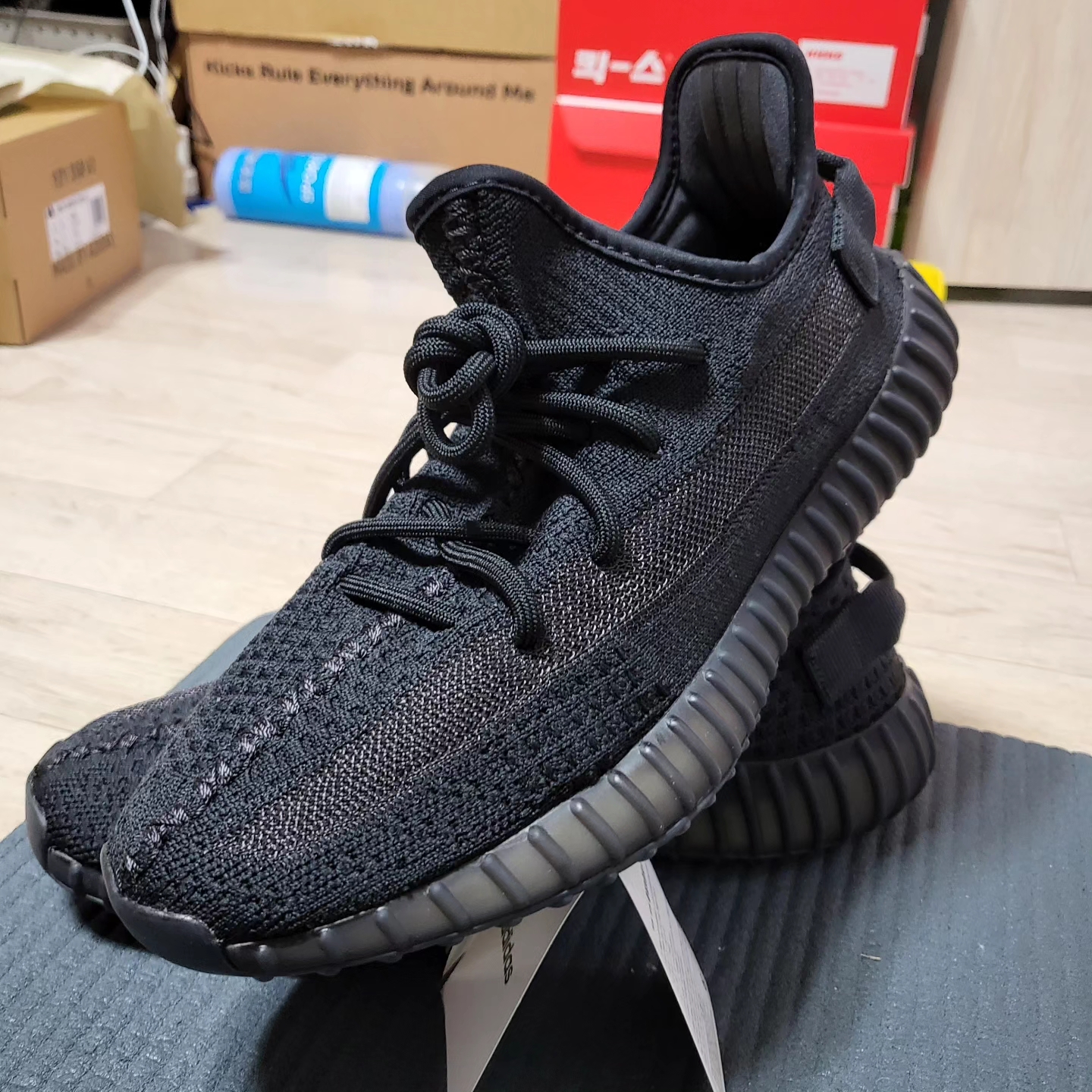 Adidas Yeezy Boost 350 V2 Onyx 착용 스타일 - 1