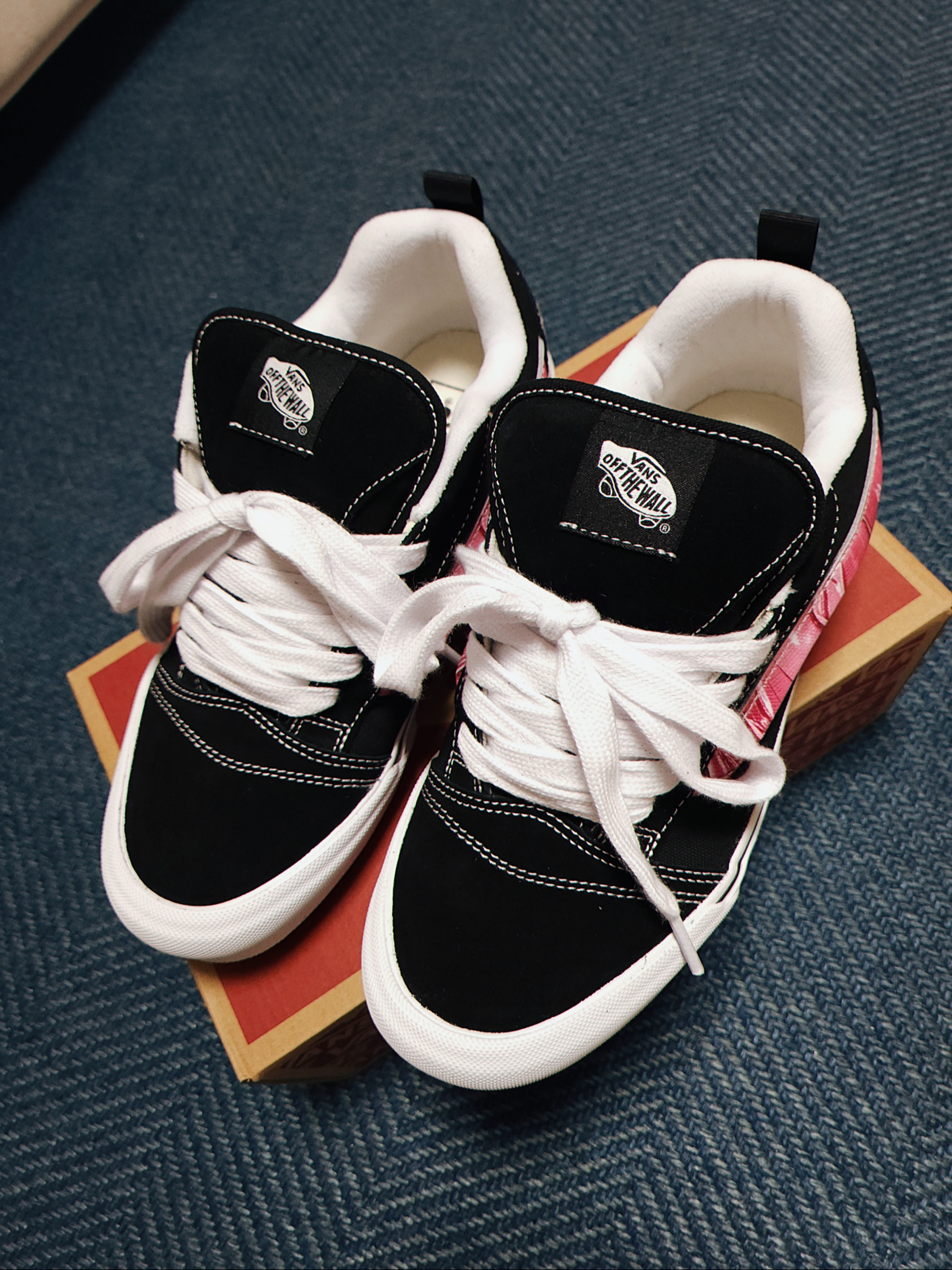 Vans x Peaches. Knu-Skool Black Pink, Supreme x Hysteric Glamour Snake Double Knee Denim Painter Pants Black - 21SS 착용 스타일 - 5
