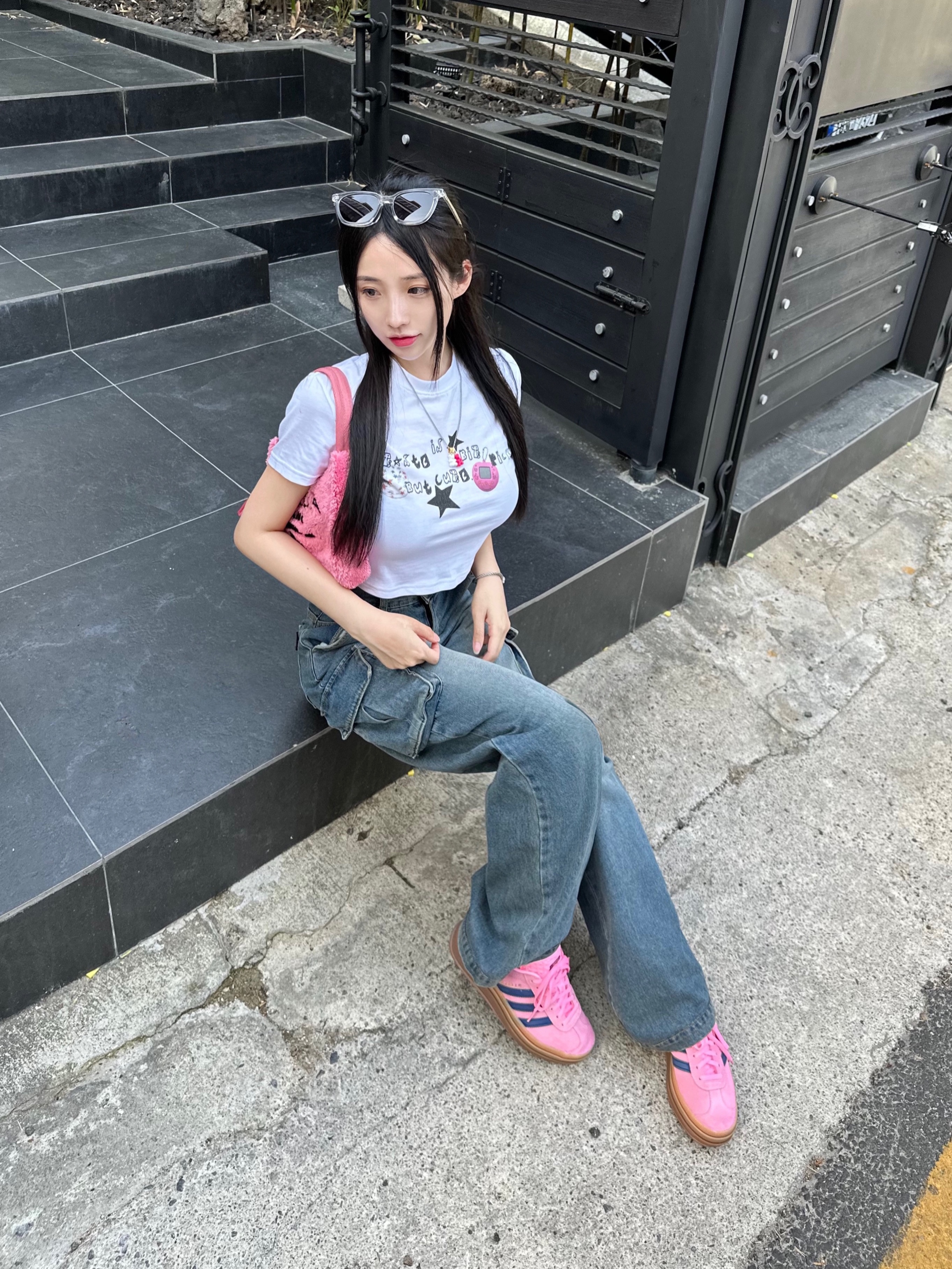 (W) Adidas Gazelle Bold Pink Glow Victory Blue, Prada Re-Edition 2000 Terry Mini Bag Petal Pink 착용 스타일