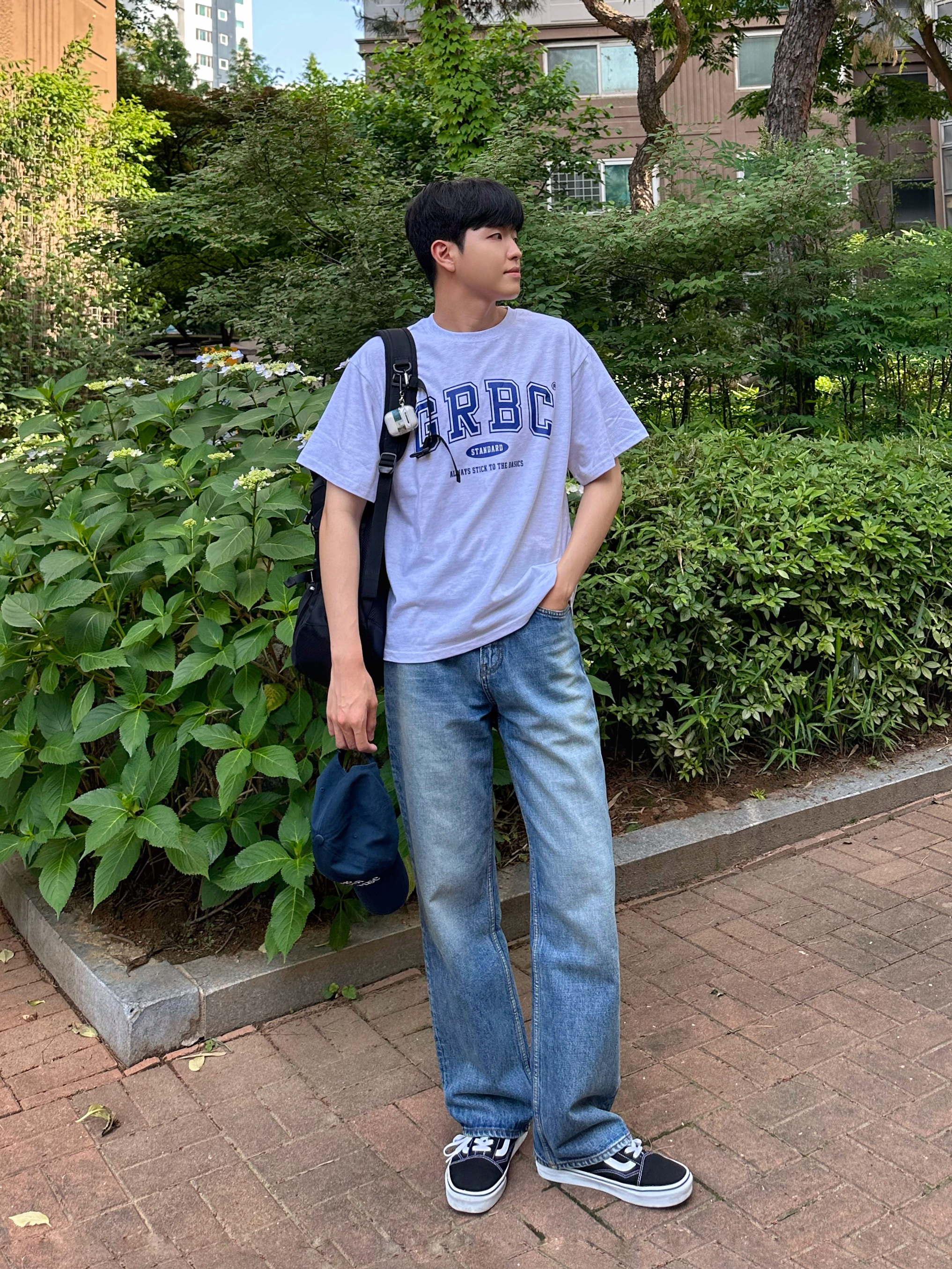 반스 컴피쿠시 올드스쿨 블랙 트루 화이트 착용 스타일