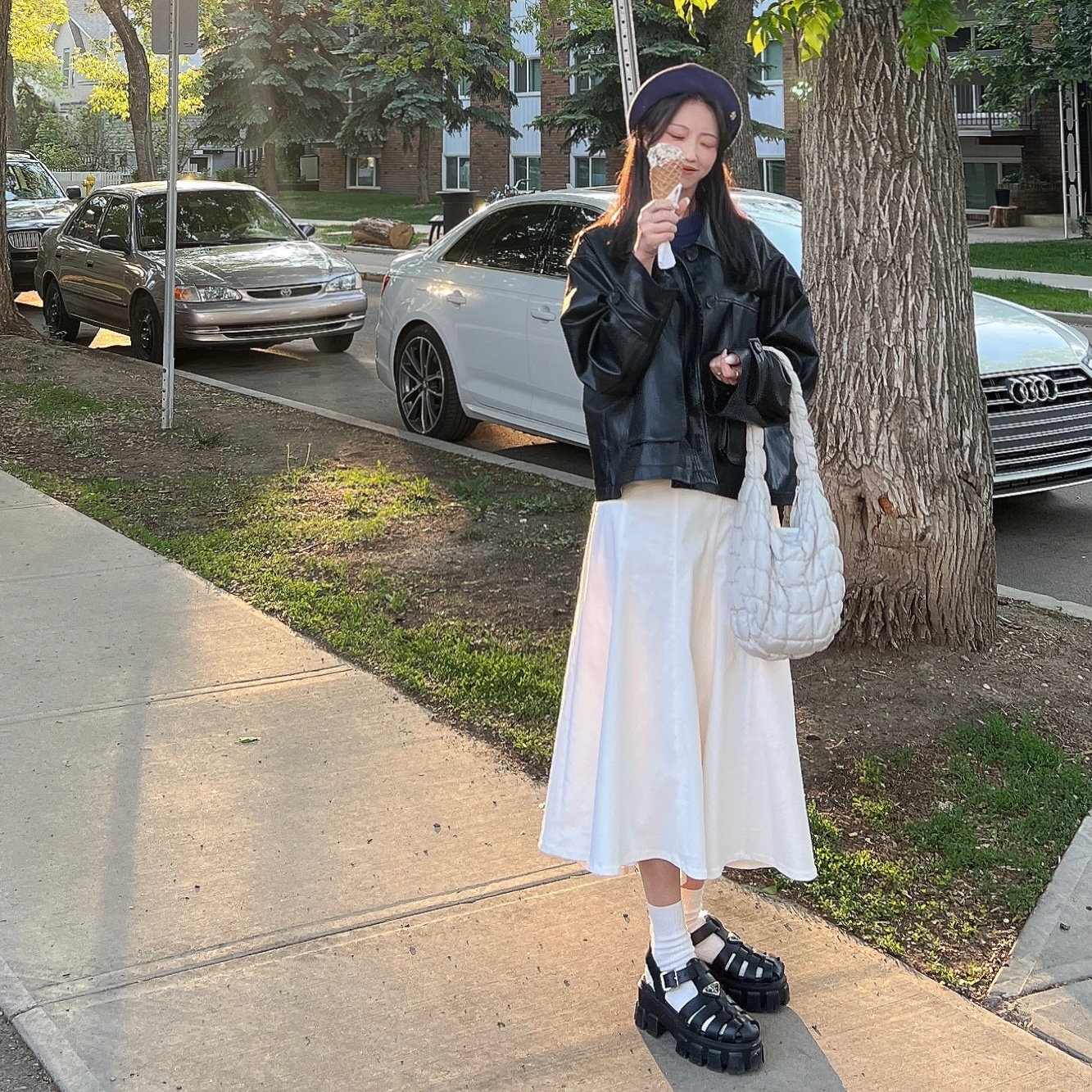 (W) Prada Rubber Sandal Black, COS Quilted Mini Bag Light Grey 착용 스타일 - 1