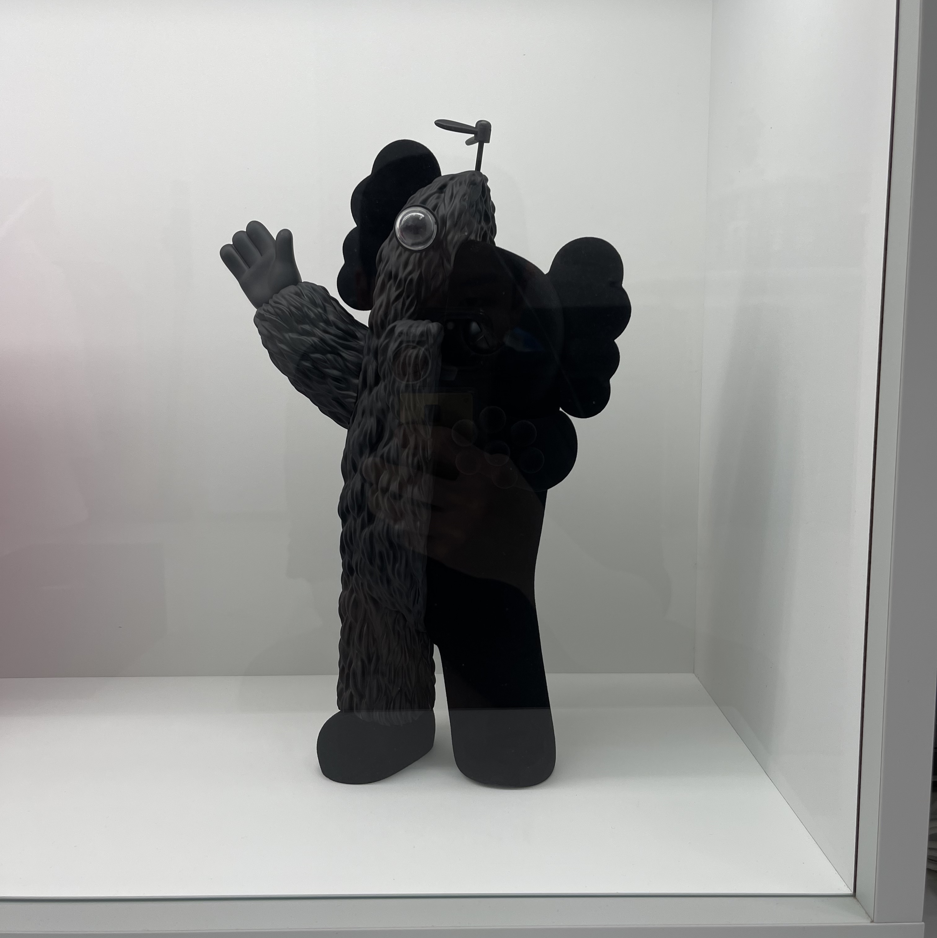 Kaws Kachamukku Vinyl Figure Black, Kaws The Promise Vinyl Figure Grey 착용 스타일 - 2