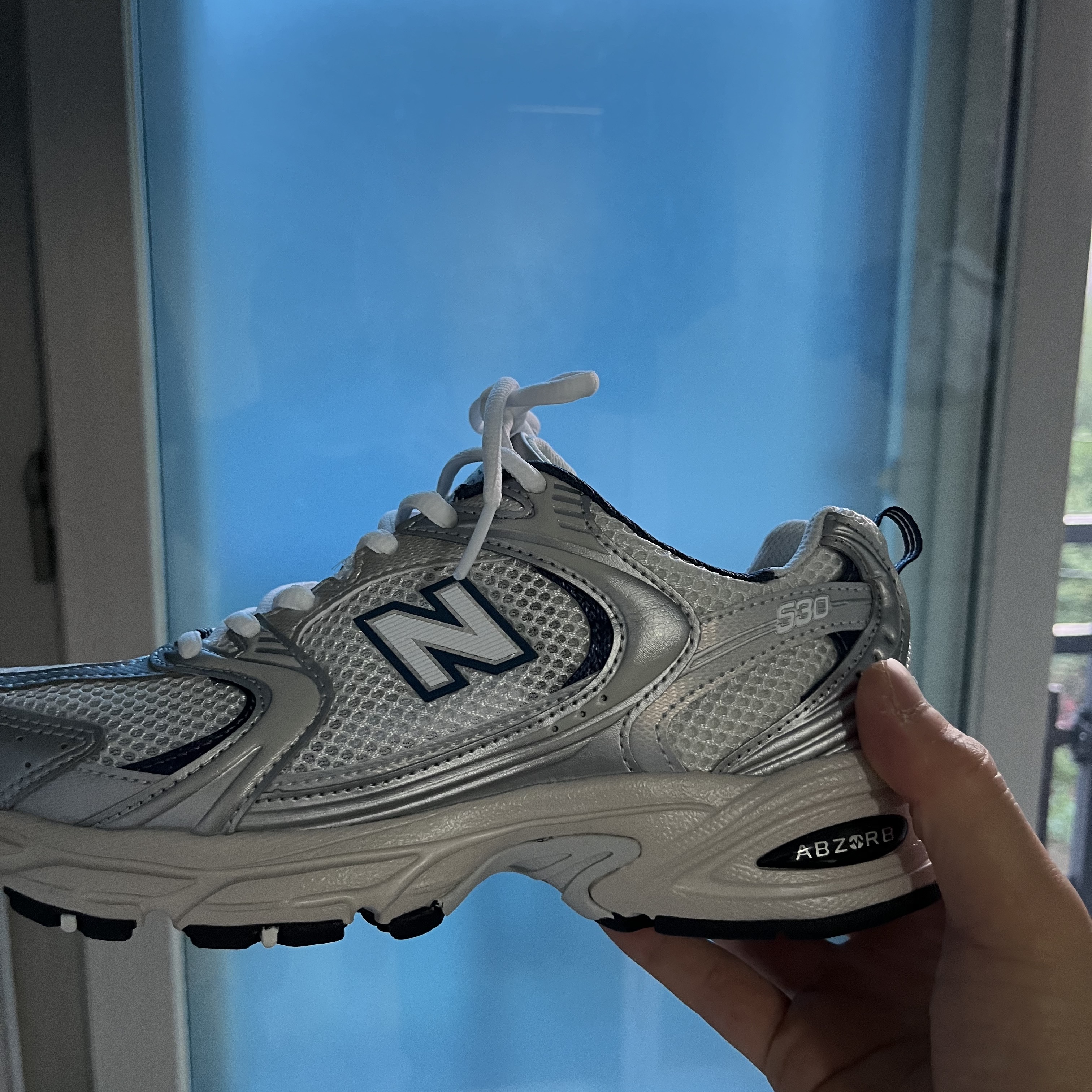 New Balance 530 Steel Grey 착용 스타일 - 1