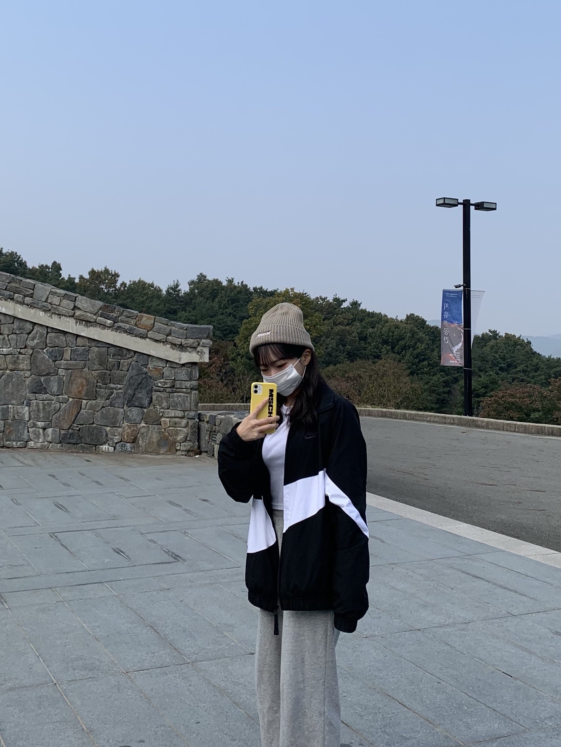 Stussy Basic Cuff Beanie Sand, Nike NSW Big Swoosh Woven Jacket Black - Asia 착용 스타일 - 1