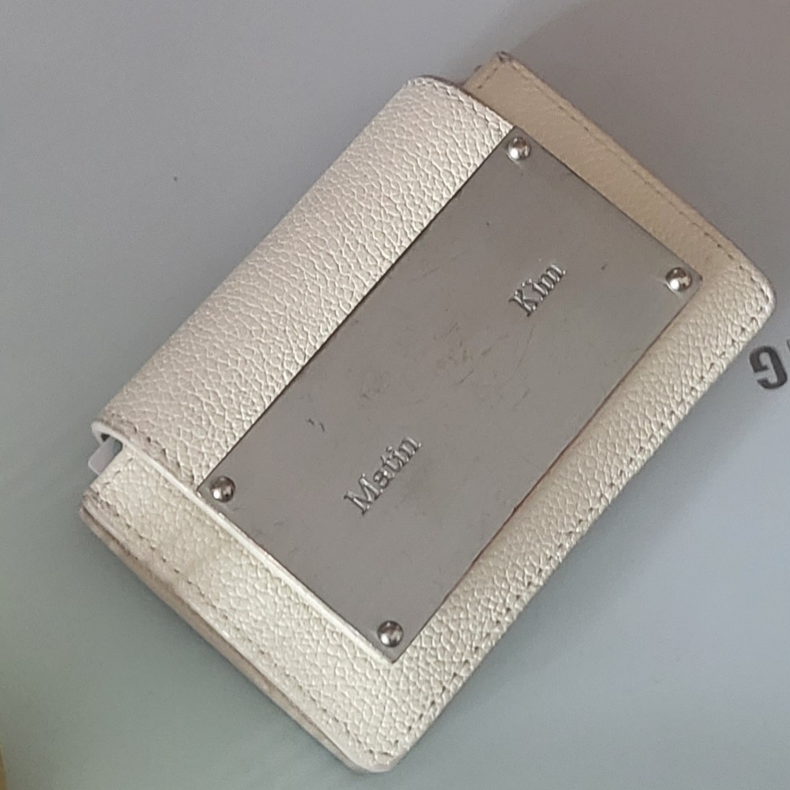 Matin Kim Accordion Wallet White 착용 스타일