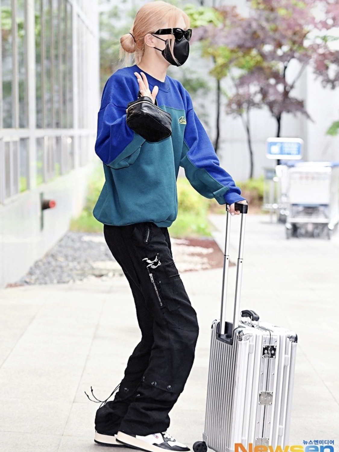 Rimowa Original Cabin Aluminium Suitcase Silver, Autry Medalist Mid Leather Sneakers Black White 착용 스타일