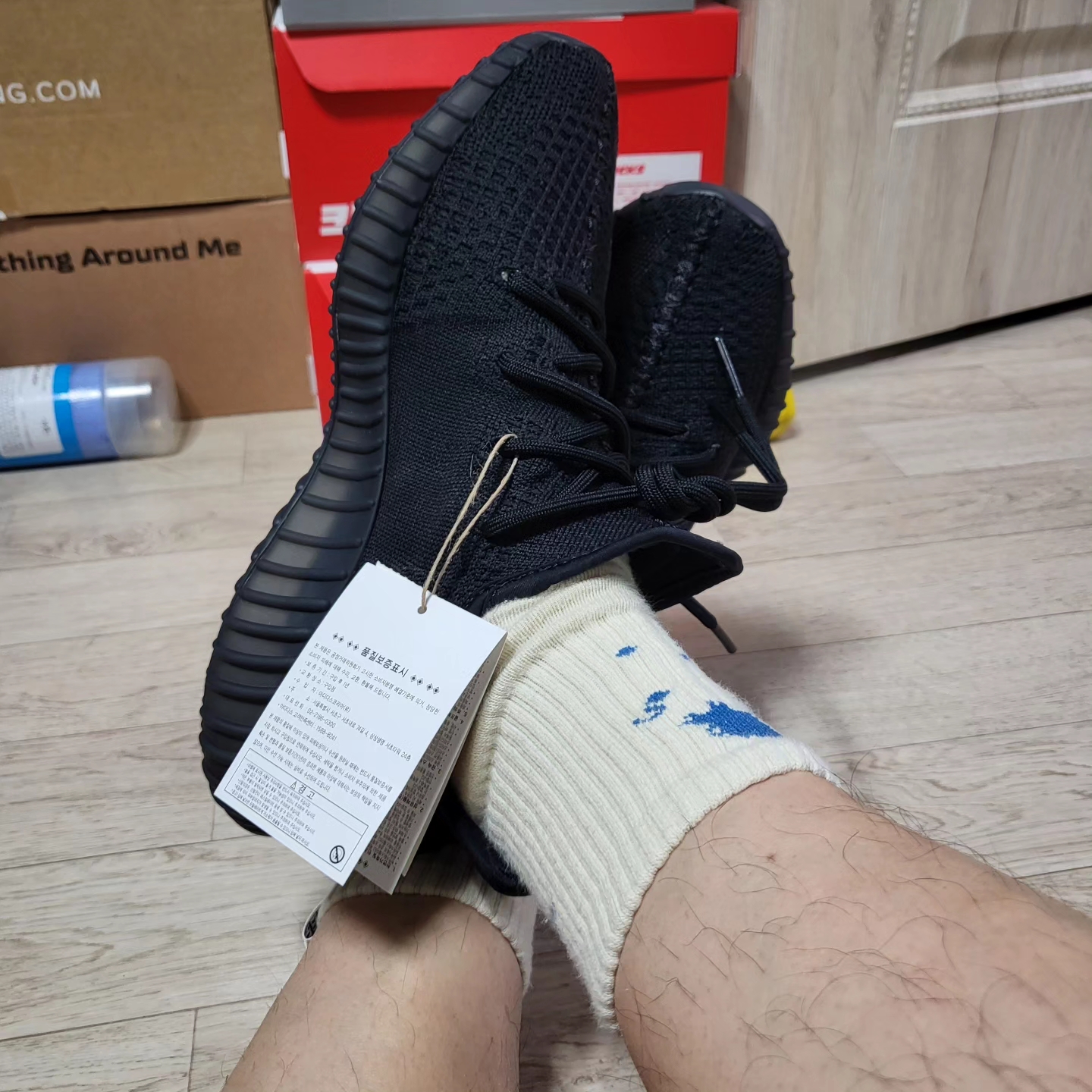 Adidas Yeezy Boost 350 V2 Onyx 착용 스타일 - 2