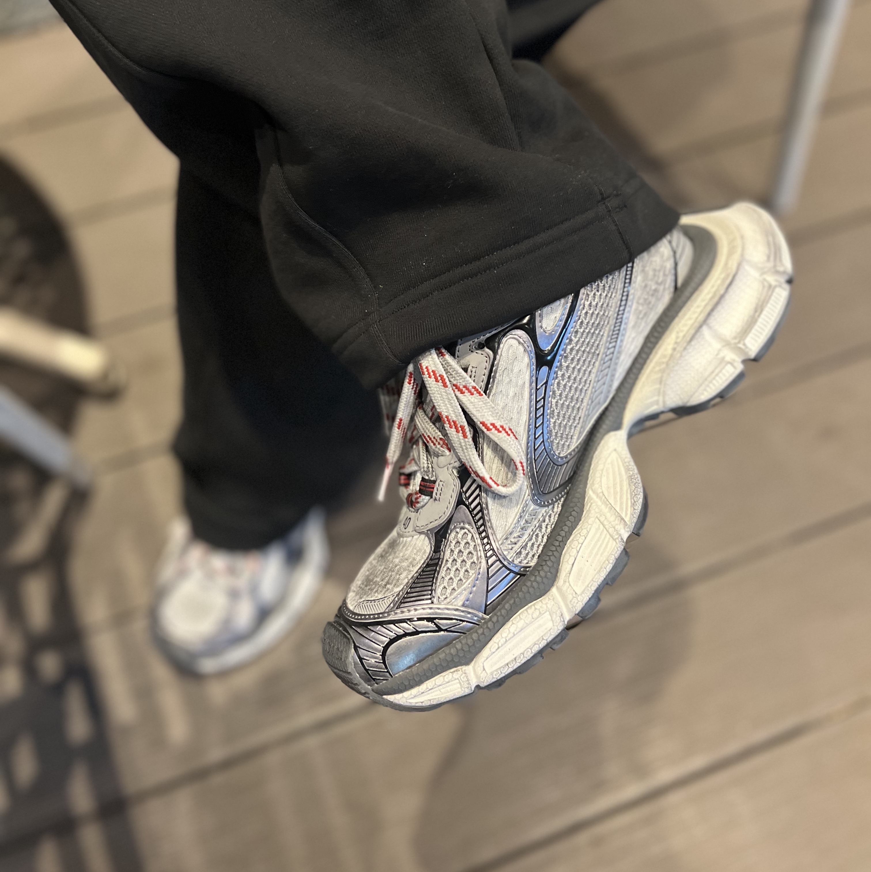 Balenciaga 3XL Sneakers Grey White Red 착용 스타일 - 2