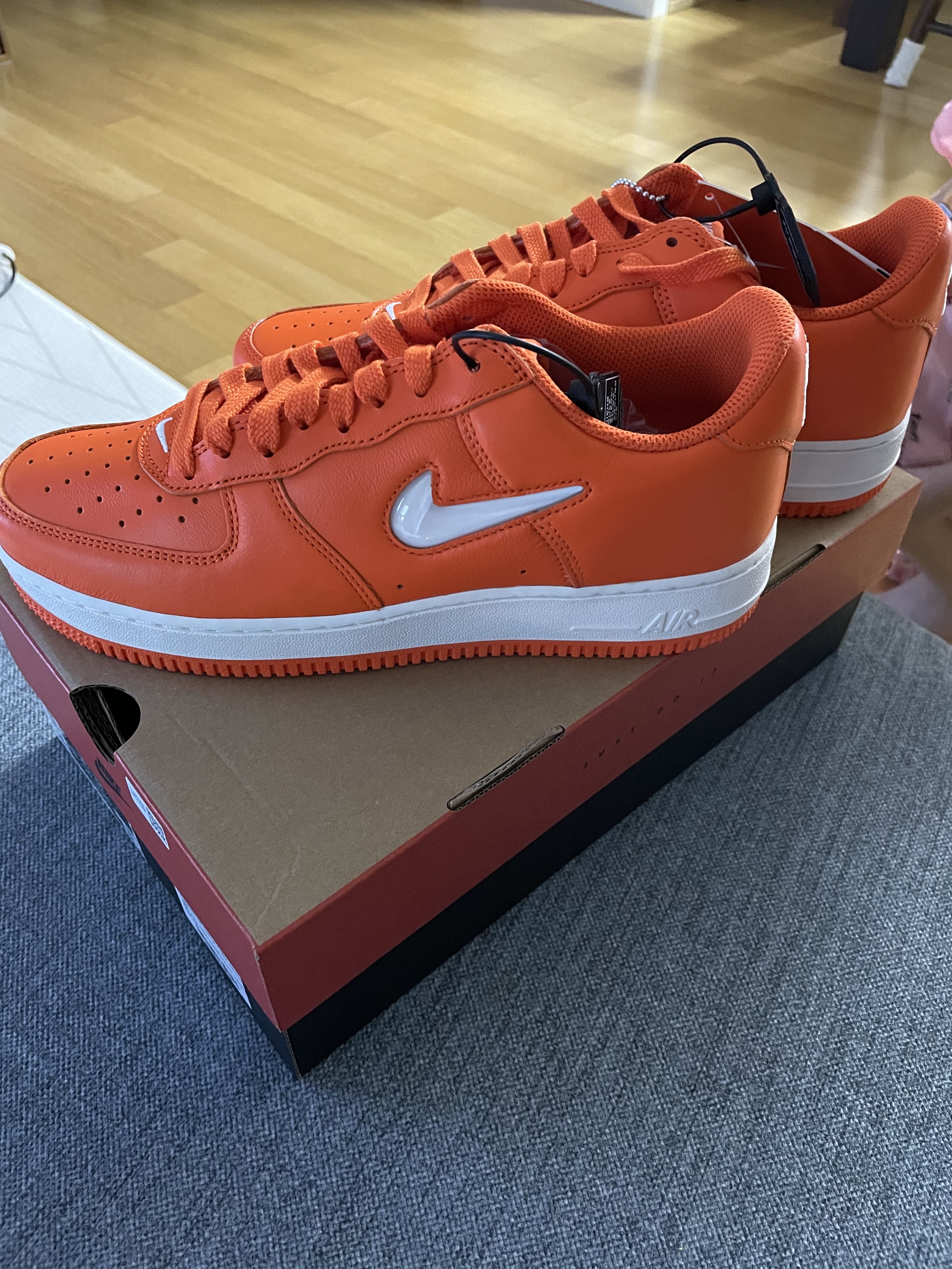 Nike Air Force 1 Low Retro Color of The Month Safety Orange 착용 스타일 - 4