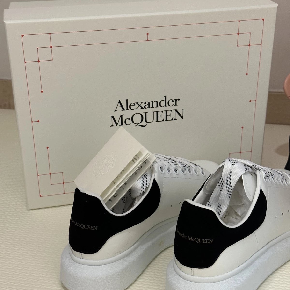 (W) Alexander McQueen Oversized Sneakers White Black 착용 스타일 - 1