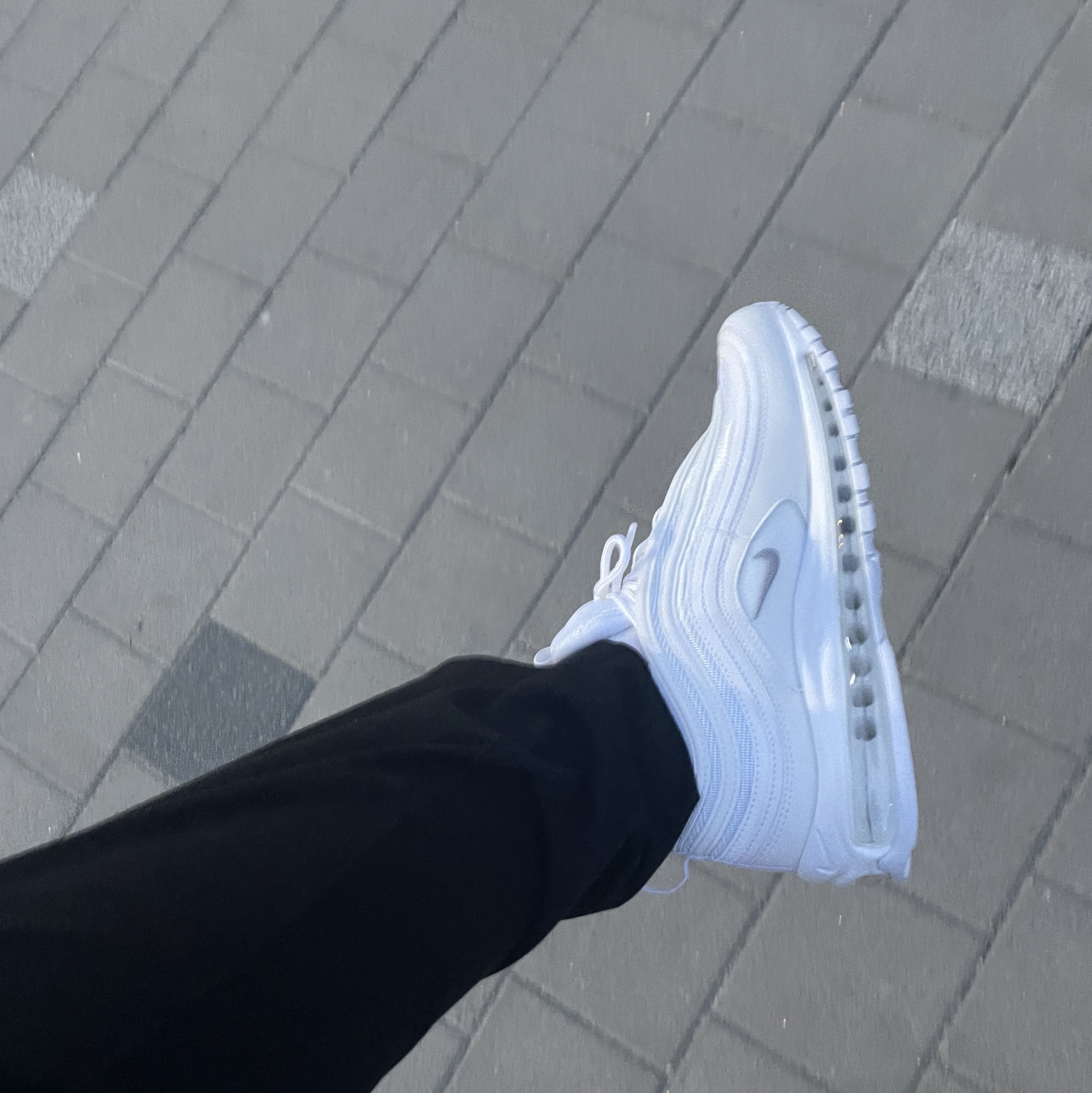 Nike Air Max 97 Triple White Wolf Grey 착용 스타일