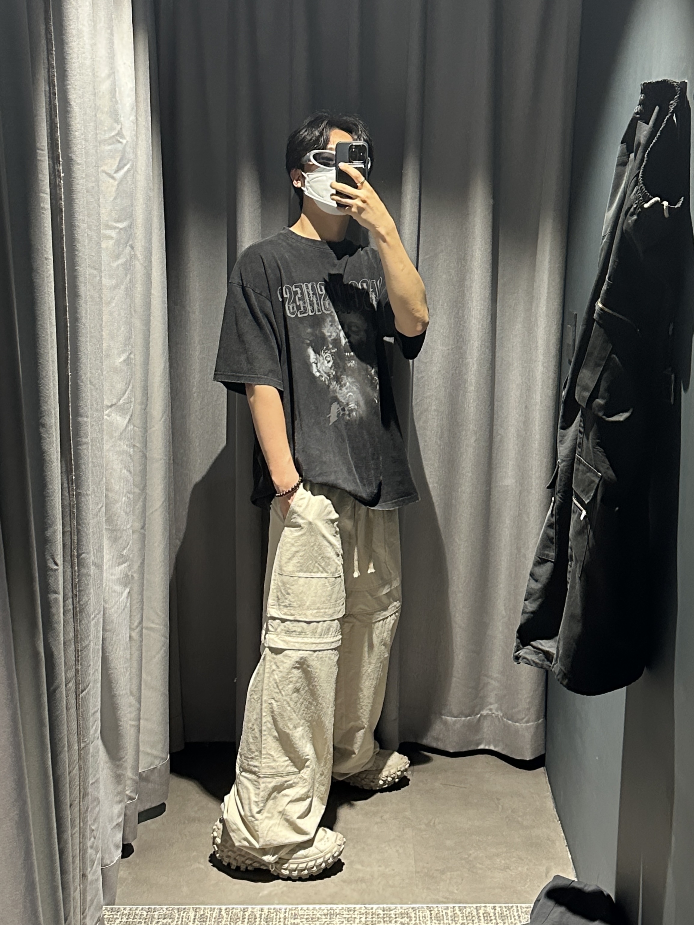 Balenciaga Defender Sneakers Beige 착용 스타일