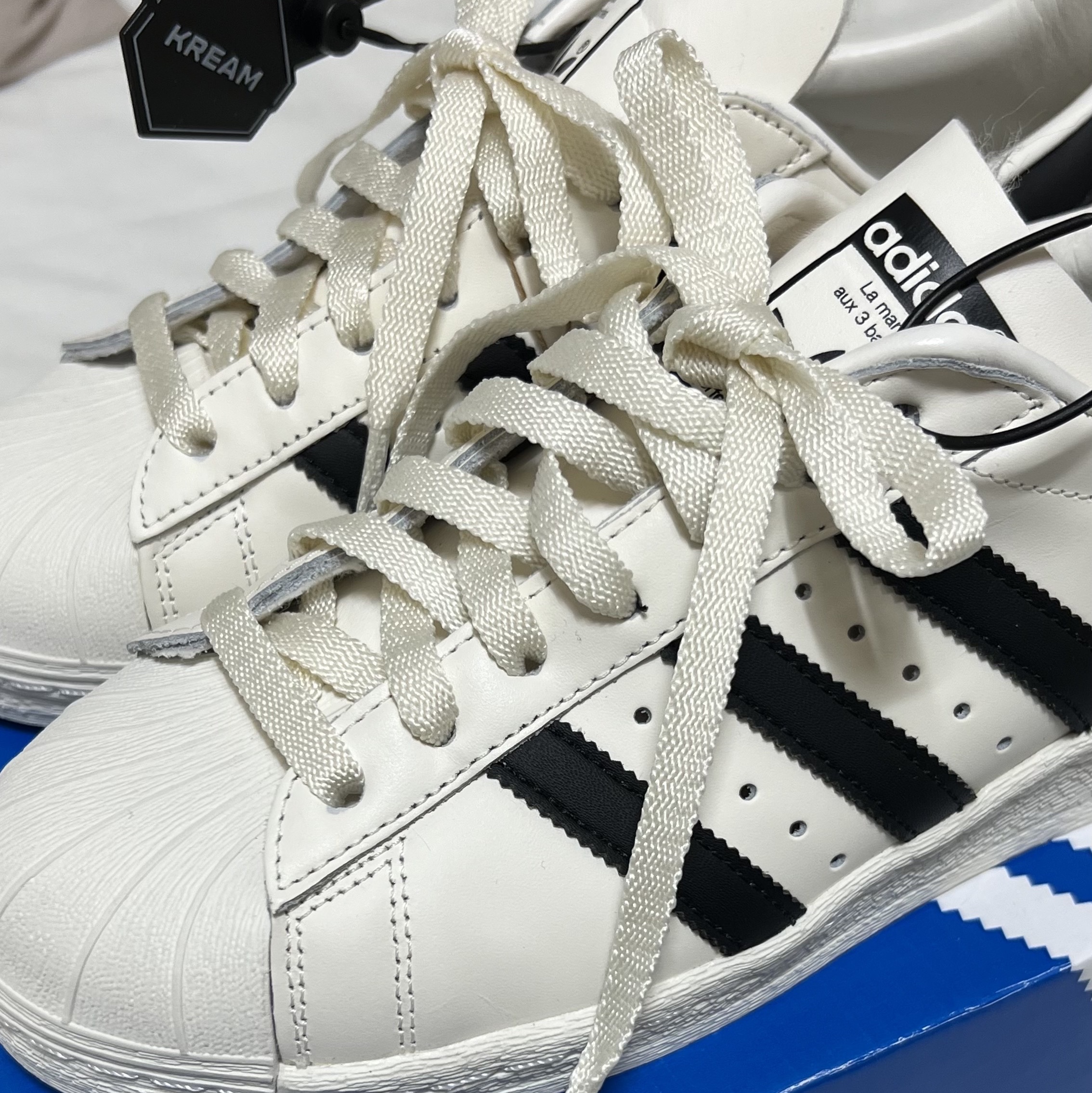 Adidas Superstar 82 White Black 착용 스타일 - 2