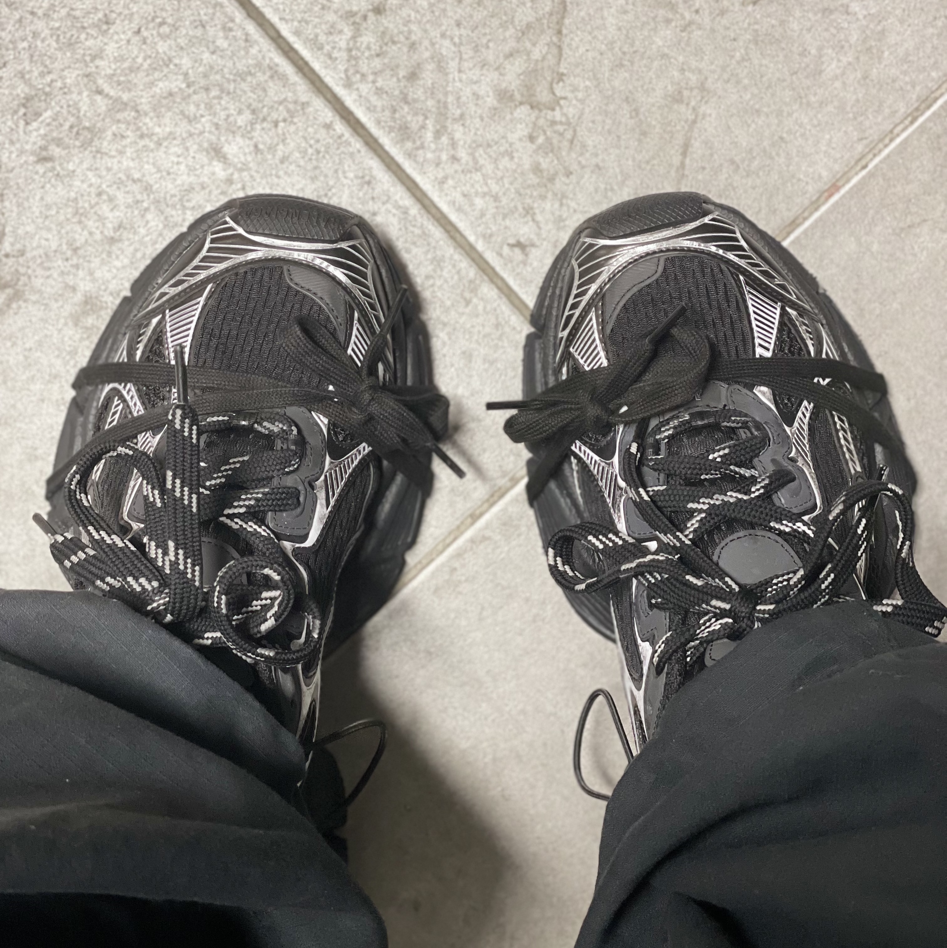 Balenciaga 3XL Sneakers Black White 착용 스타일