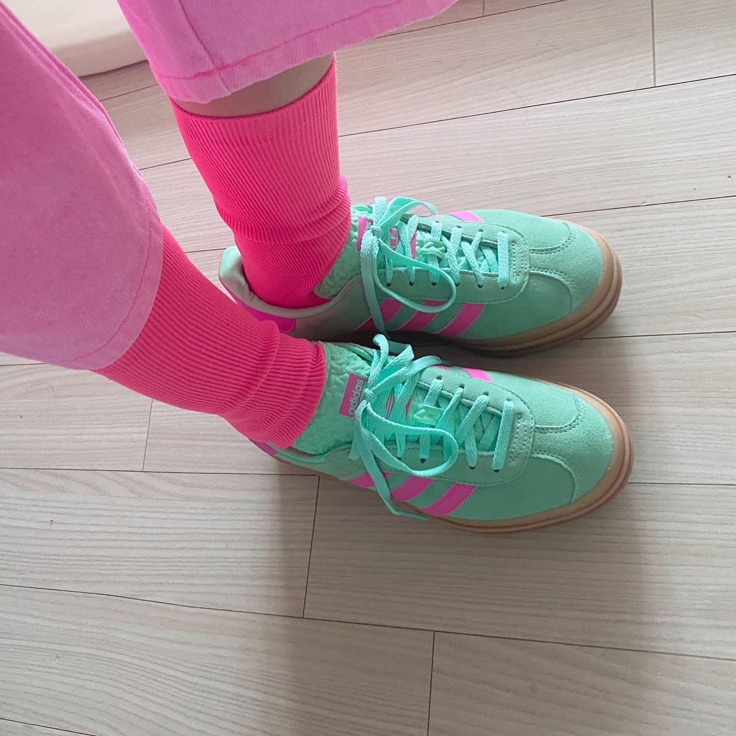 (W) Adidas Gazelle Bold Pulse Mint Pink 착용 스타일 - 2