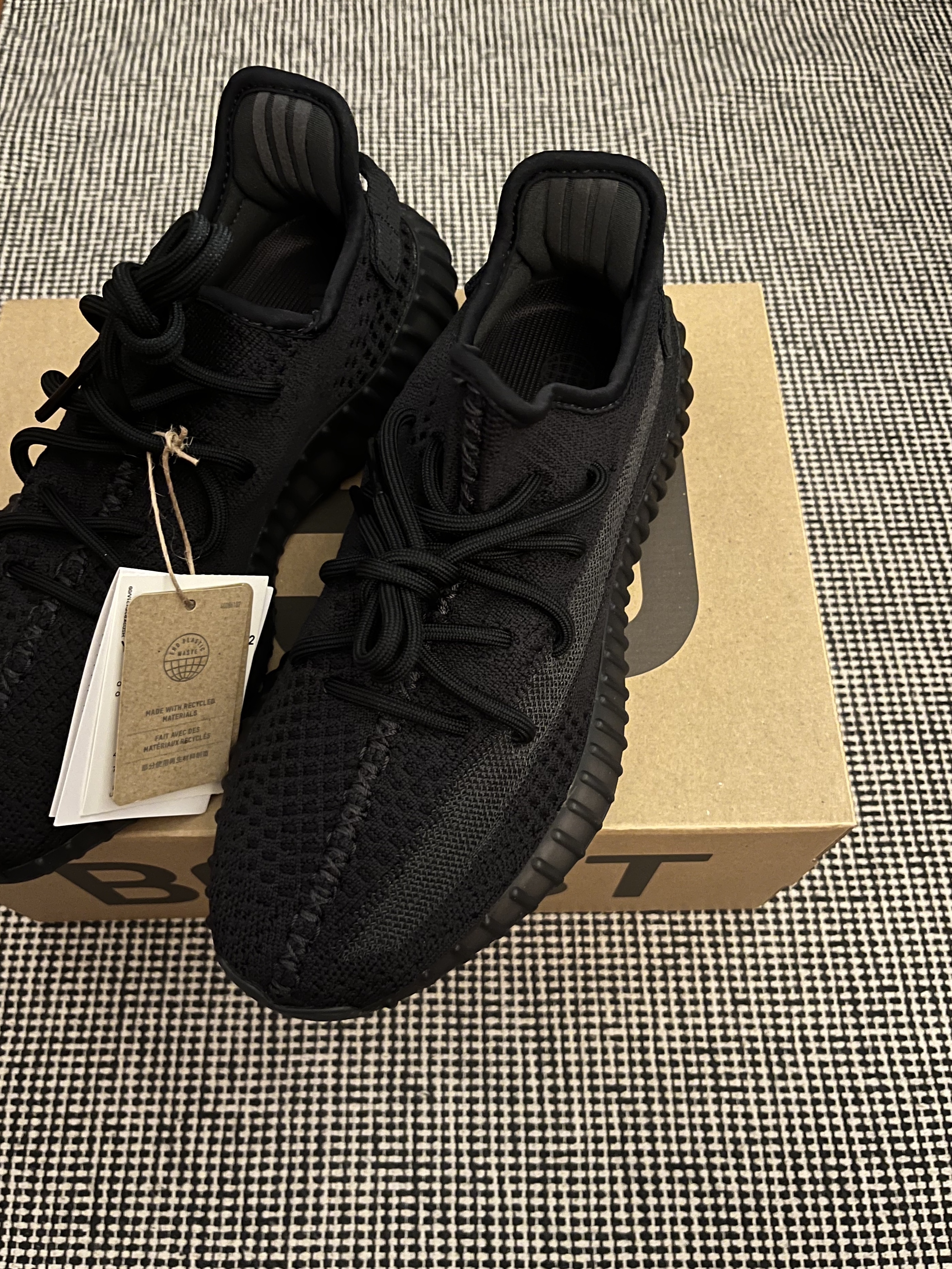 Adidas Yeezy Boost 350 V2 Onyx 착용 스타일 - 1