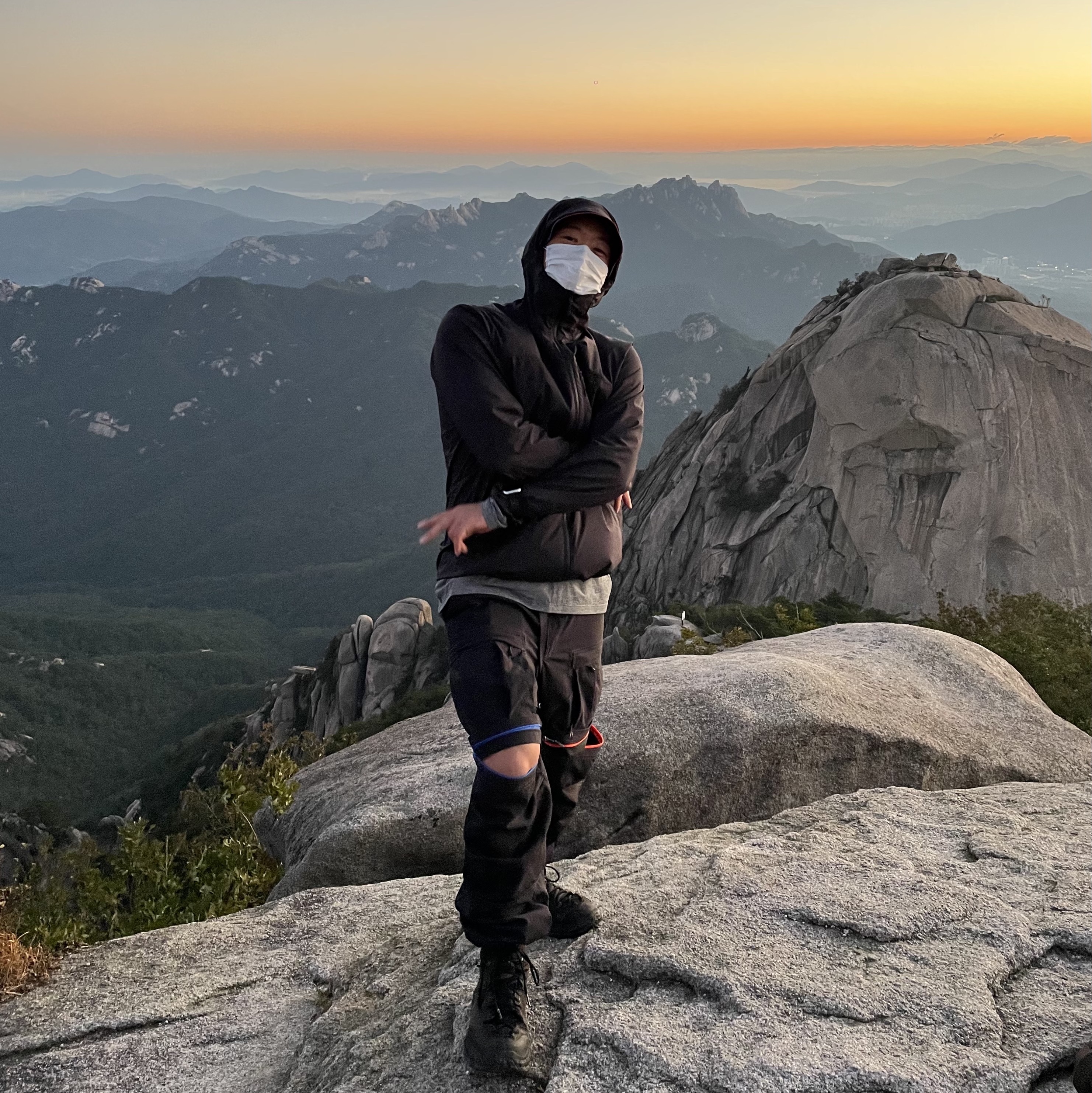 Arc'teryx Squamish Hoody Black, Nike ACG Smith Summit Cargo Pants Black Summit White - Asia 착용 스타일