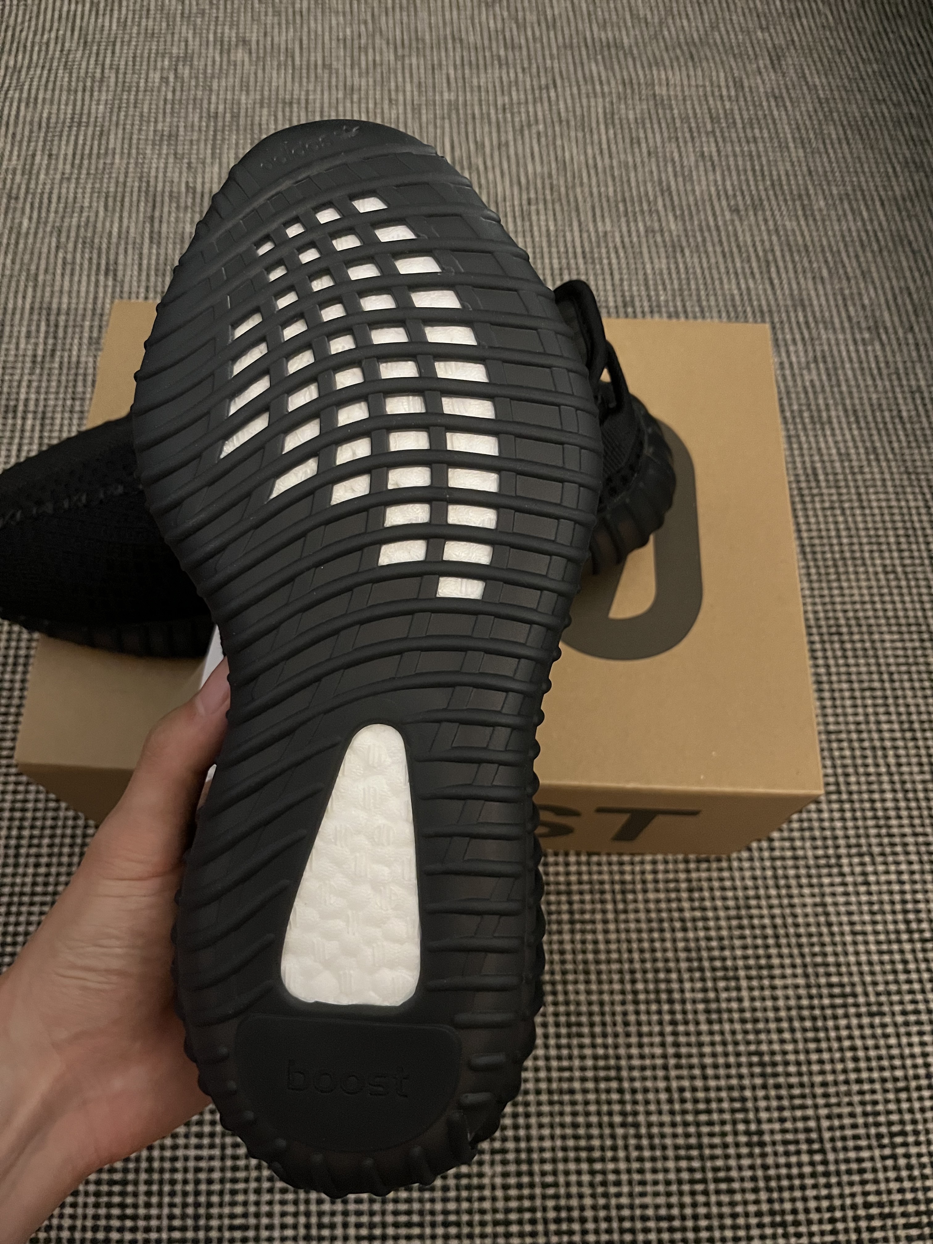 Adidas Yeezy Boost 350 V2 Onyx 착용 스타일 - 4