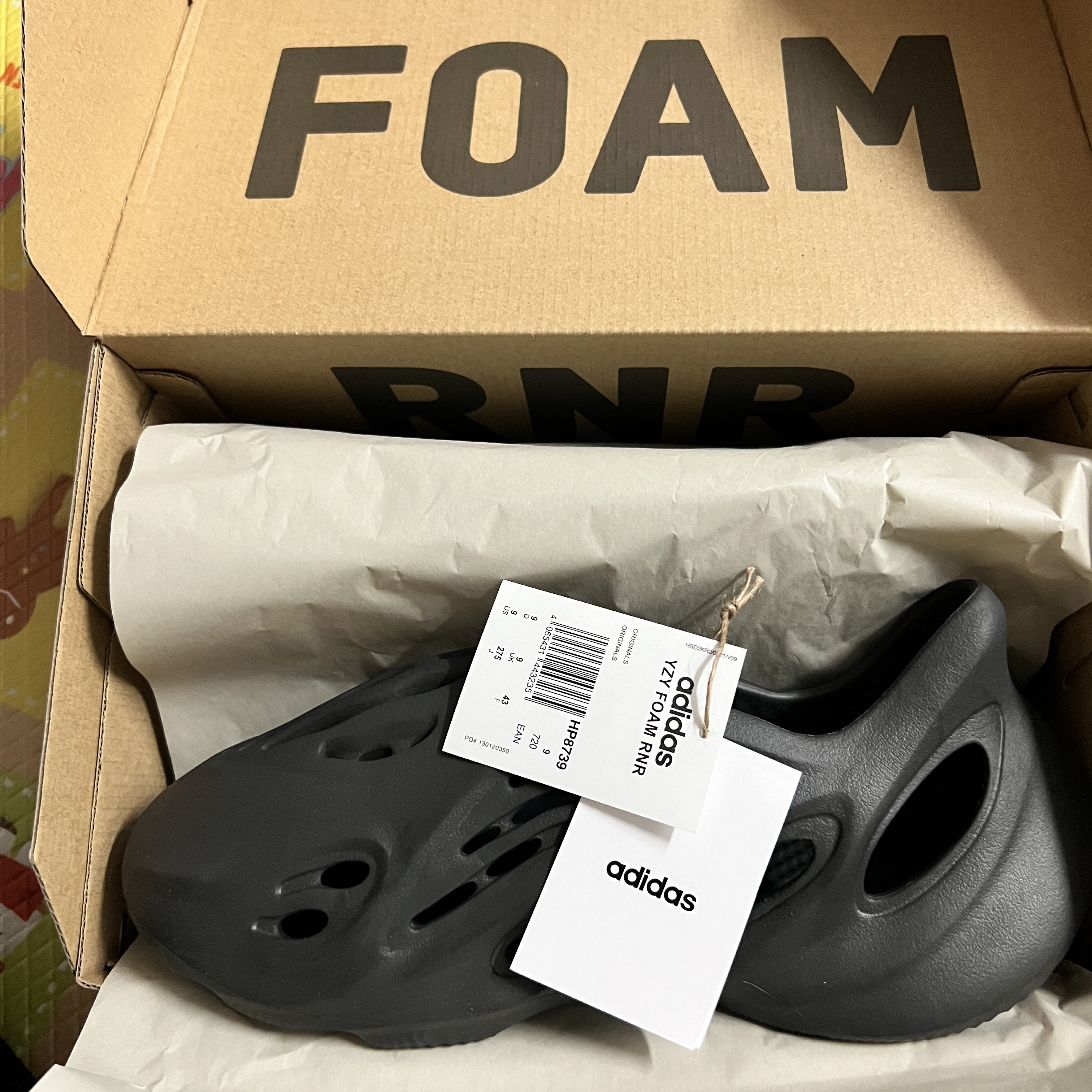 Adidas Yeezy Foam RNNR Onyx 착용 스타일
