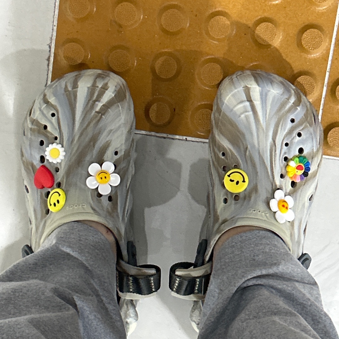 Crocs Echo Marbled Clog Bone Multi 착용 스타일