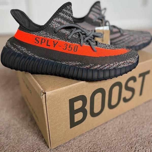 Adidas Yeezy Boost 350 V2 Carbon Beluga 착용 스타일 - 1