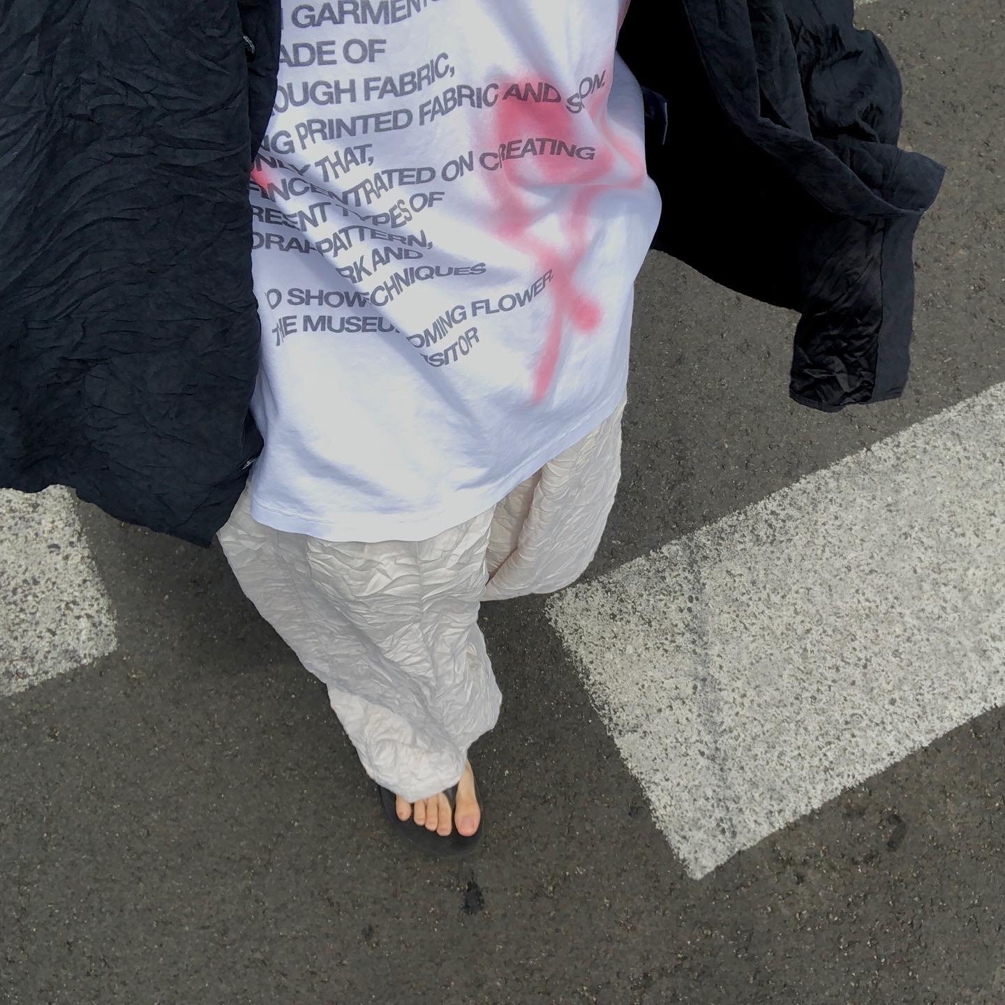 Stussy Ralphie Big Crinkle Pants Natural, The Museum Visitor Heart Sprayed T-Shirt White 착용 스타일 - 1