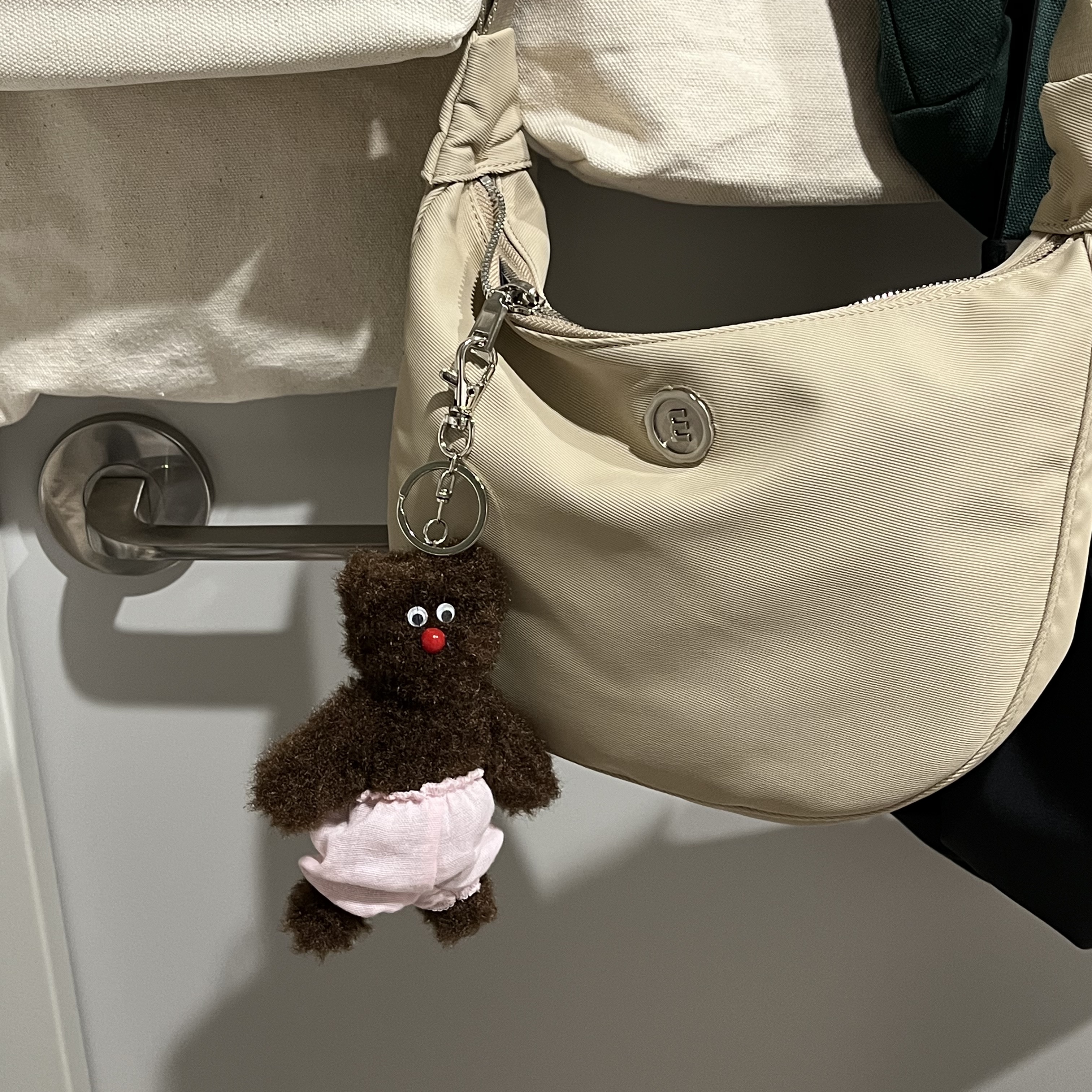 [KREAM 단독] Monamhee Bred Keyring with Pink Pants Brown 착용 스타일
