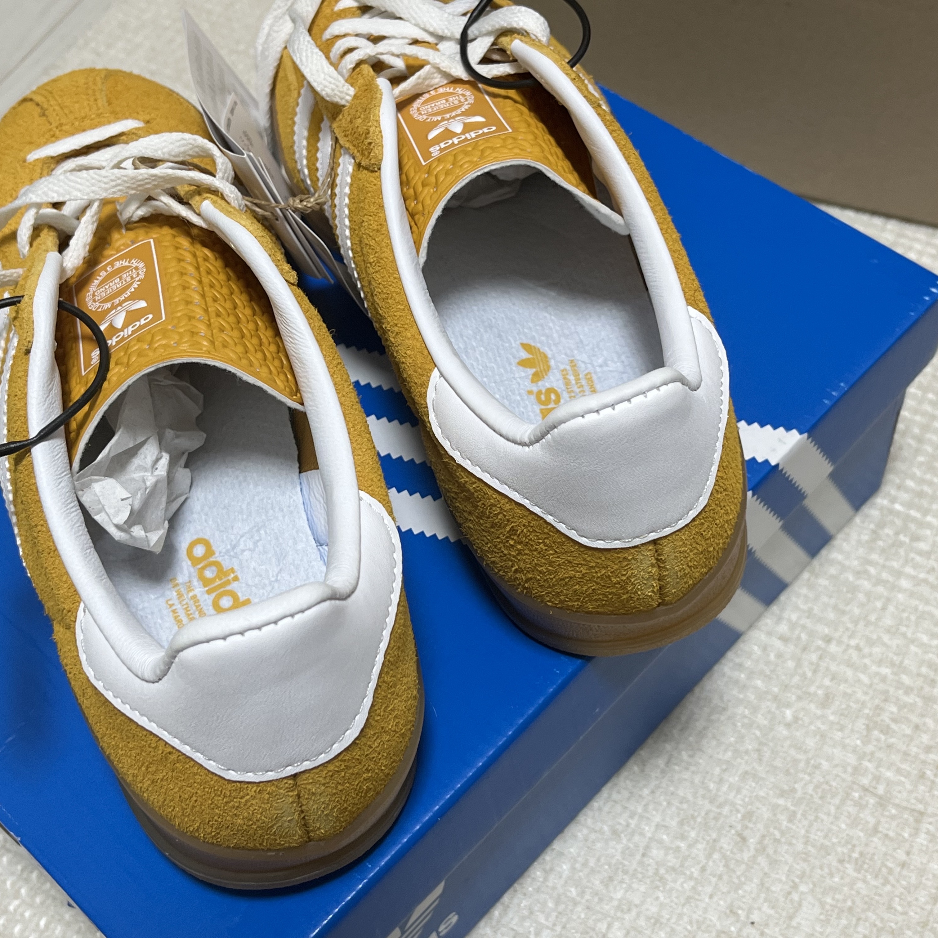 (W) Adidas Gazelle Indoor Orange Peel Cloud White 착용 스타일