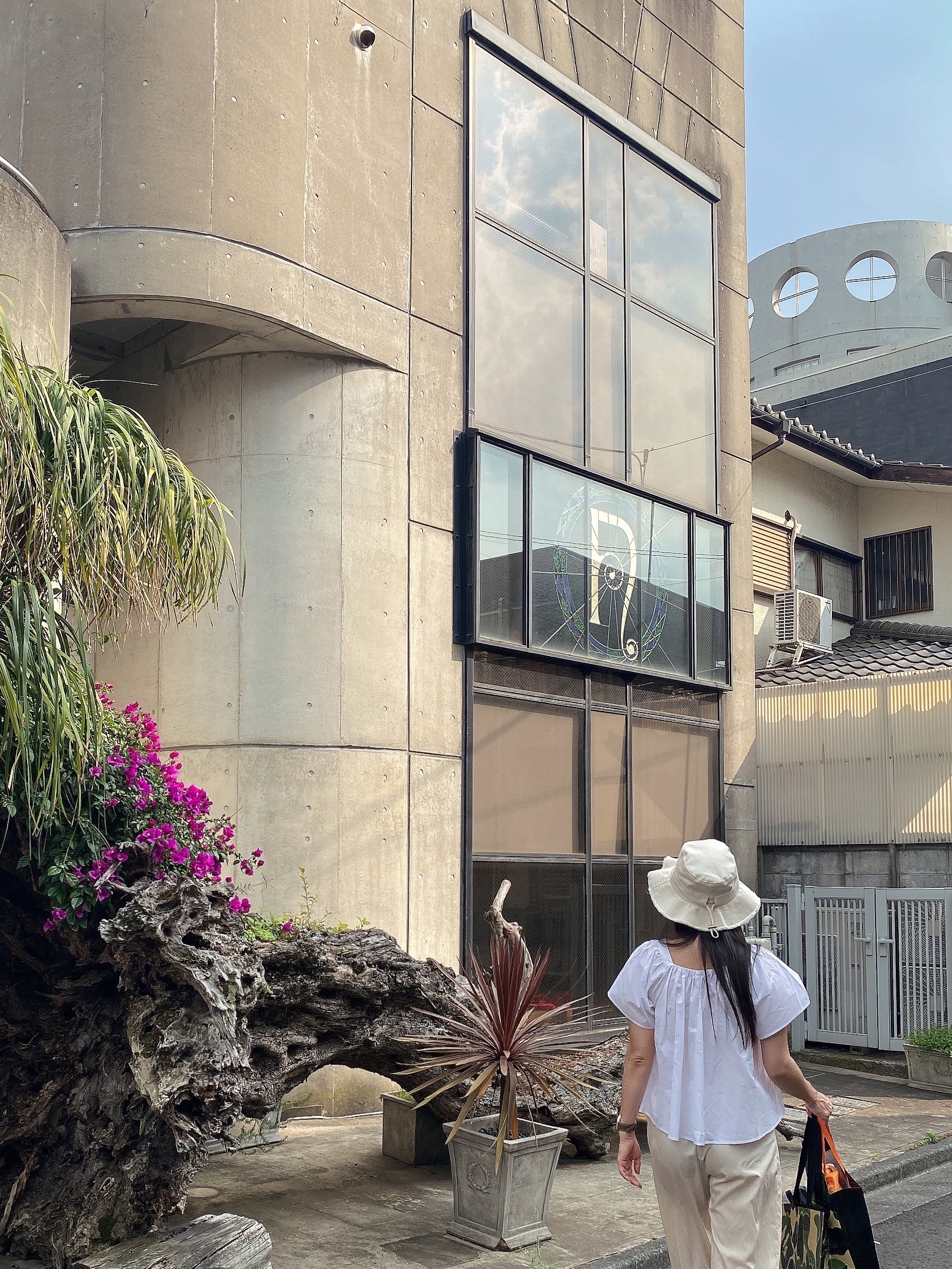 Jacquemus Le Bob Artichaut Bucket Hat Off White, Oofos OOriginal Black 착용 스타일 - 2