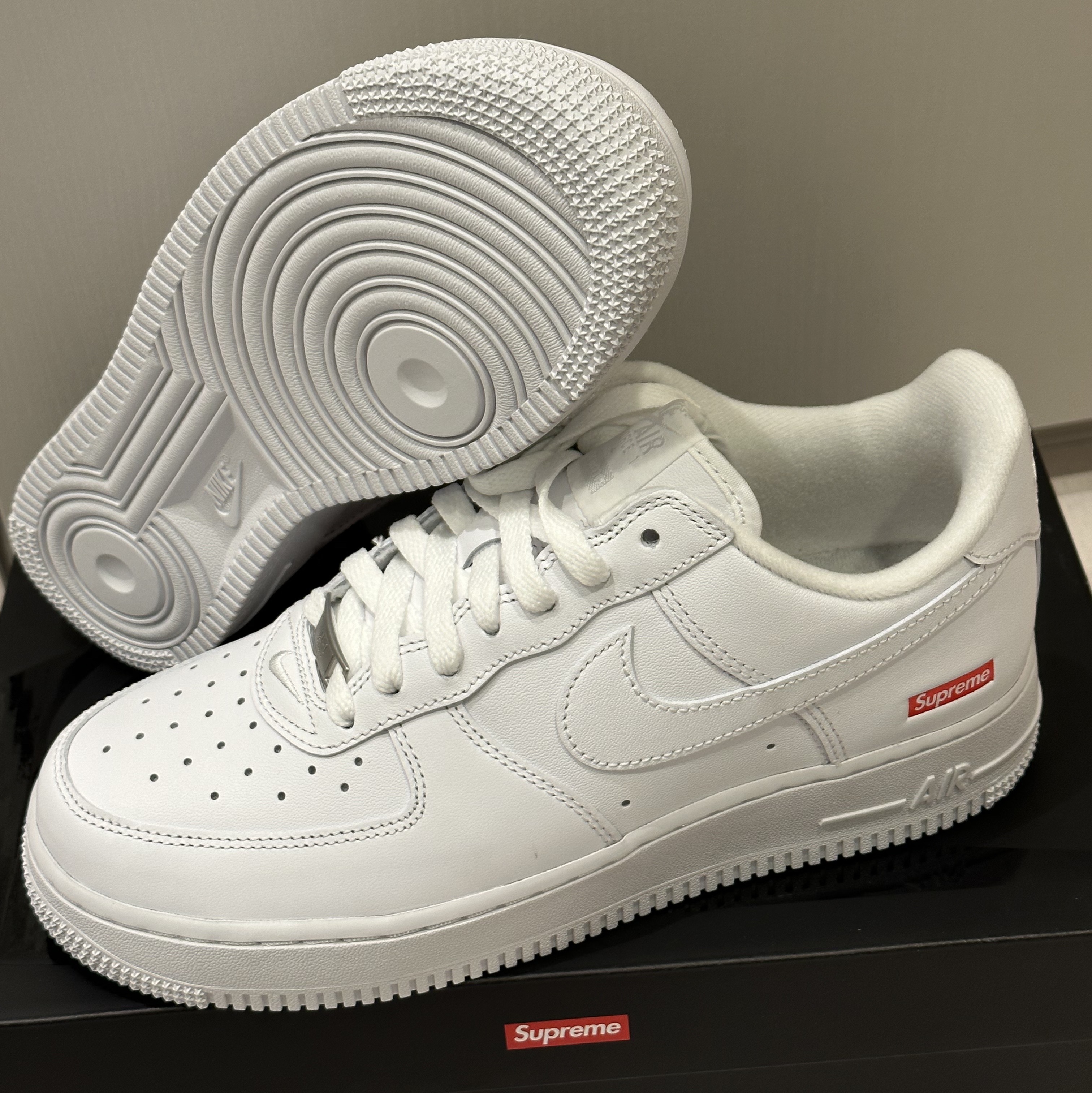 Nike x Supreme Air Force 1 Low White 착용 스타일