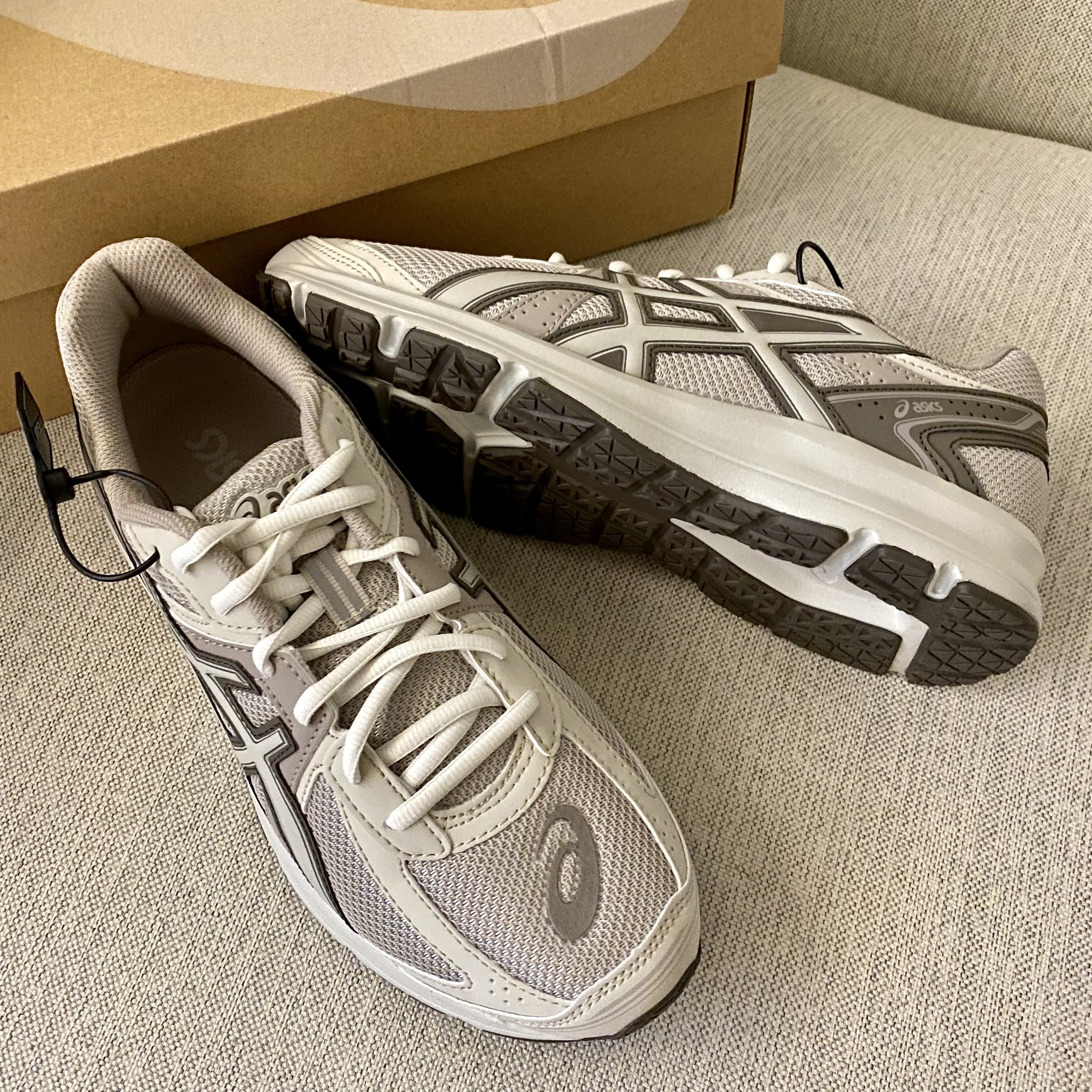 Asics Jog 100 S Birch - 2E Wide 착용 스타일