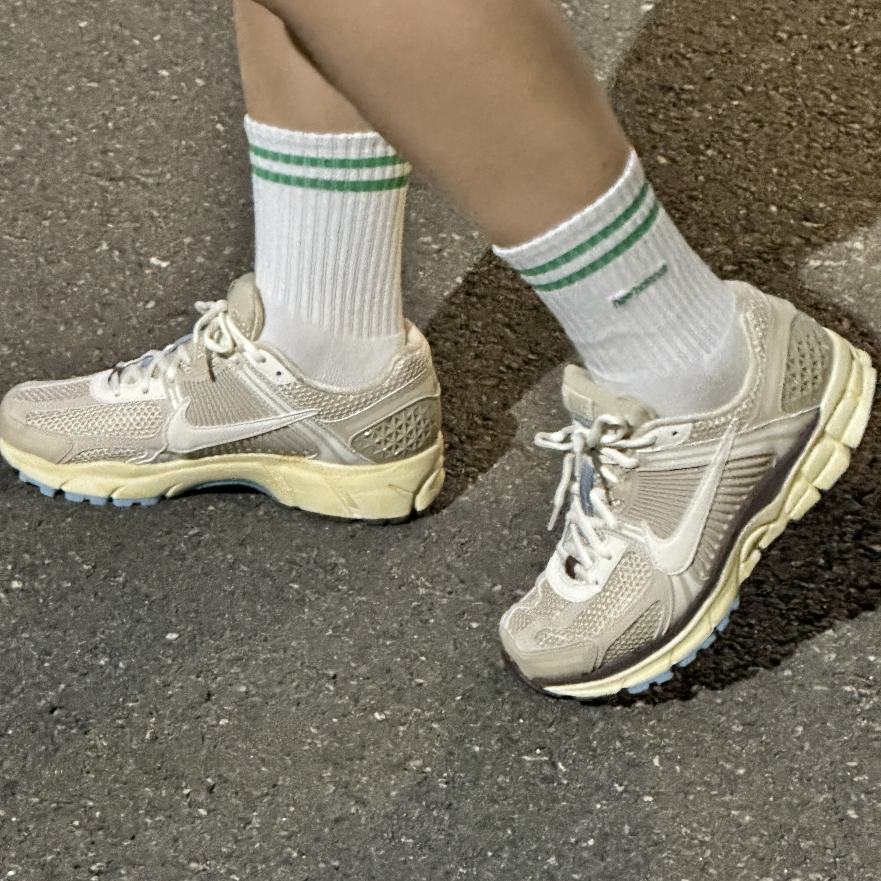 (W) Nike Zoom Vomero 5 Oatmeal 착용 스타일