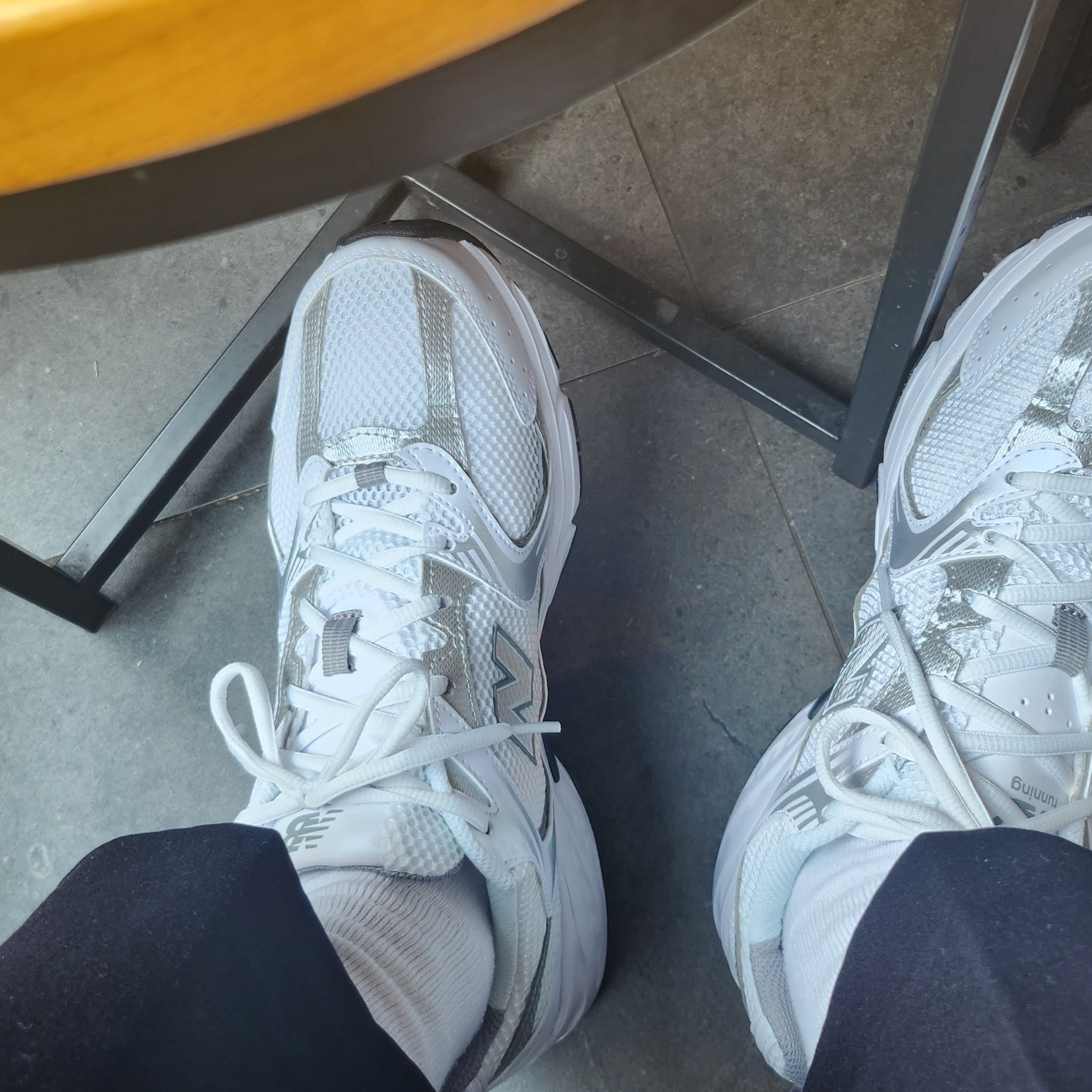 New Balance 530 White Silver 착용 스타일