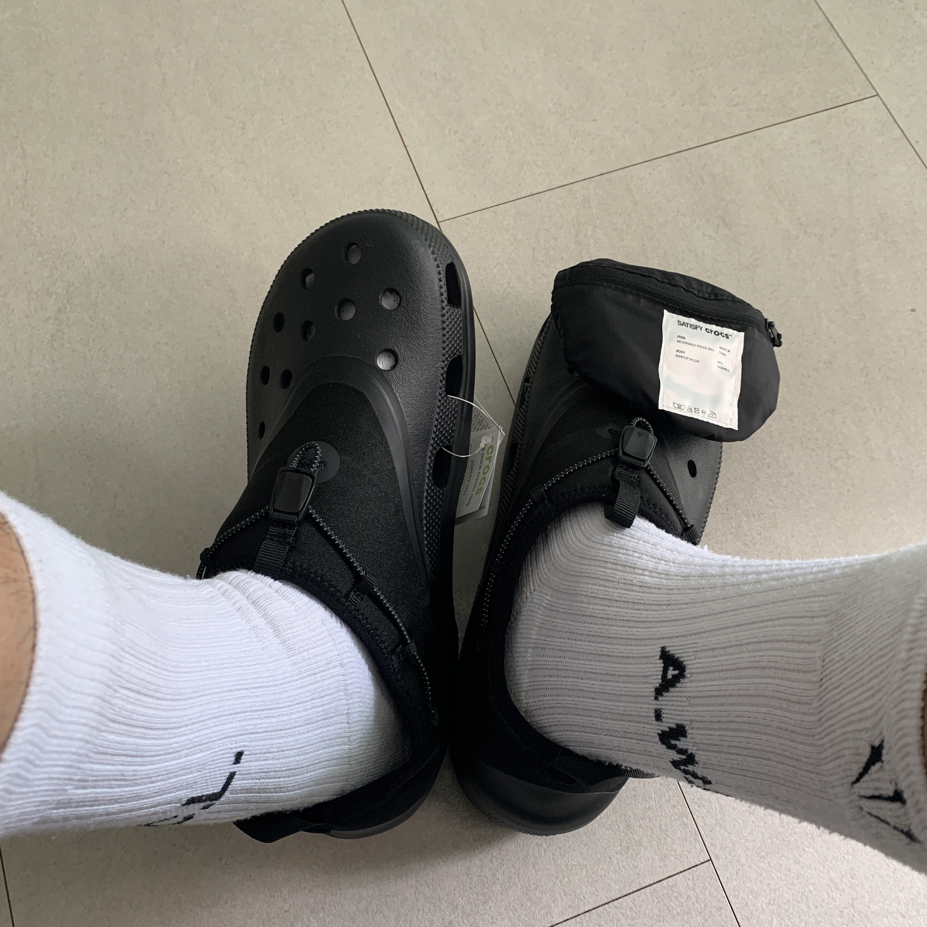 Crocs x Satisfy Classic Clog Black 착용 스타일