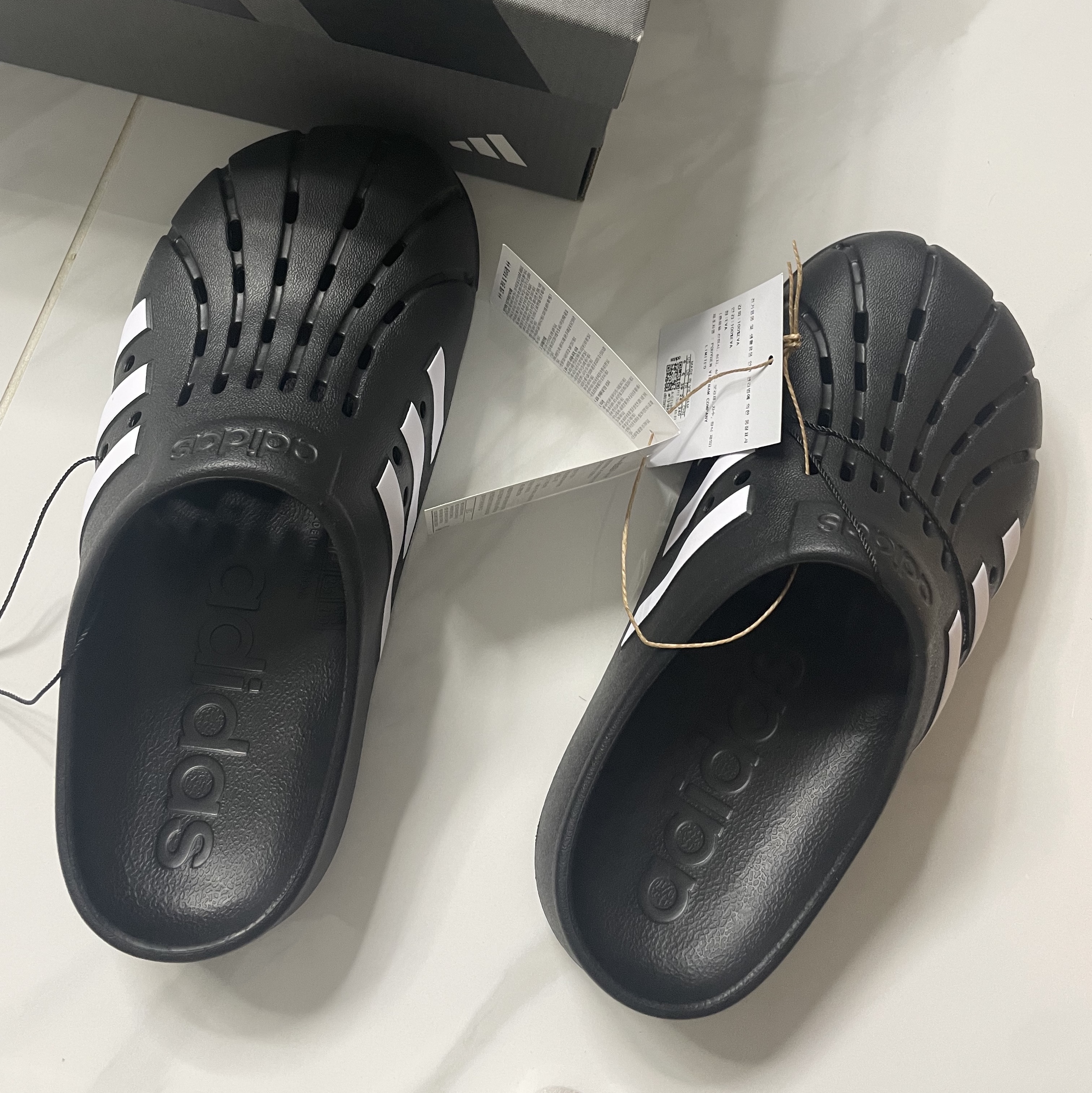Adidas Adilette Clog Black White 착용 스타일