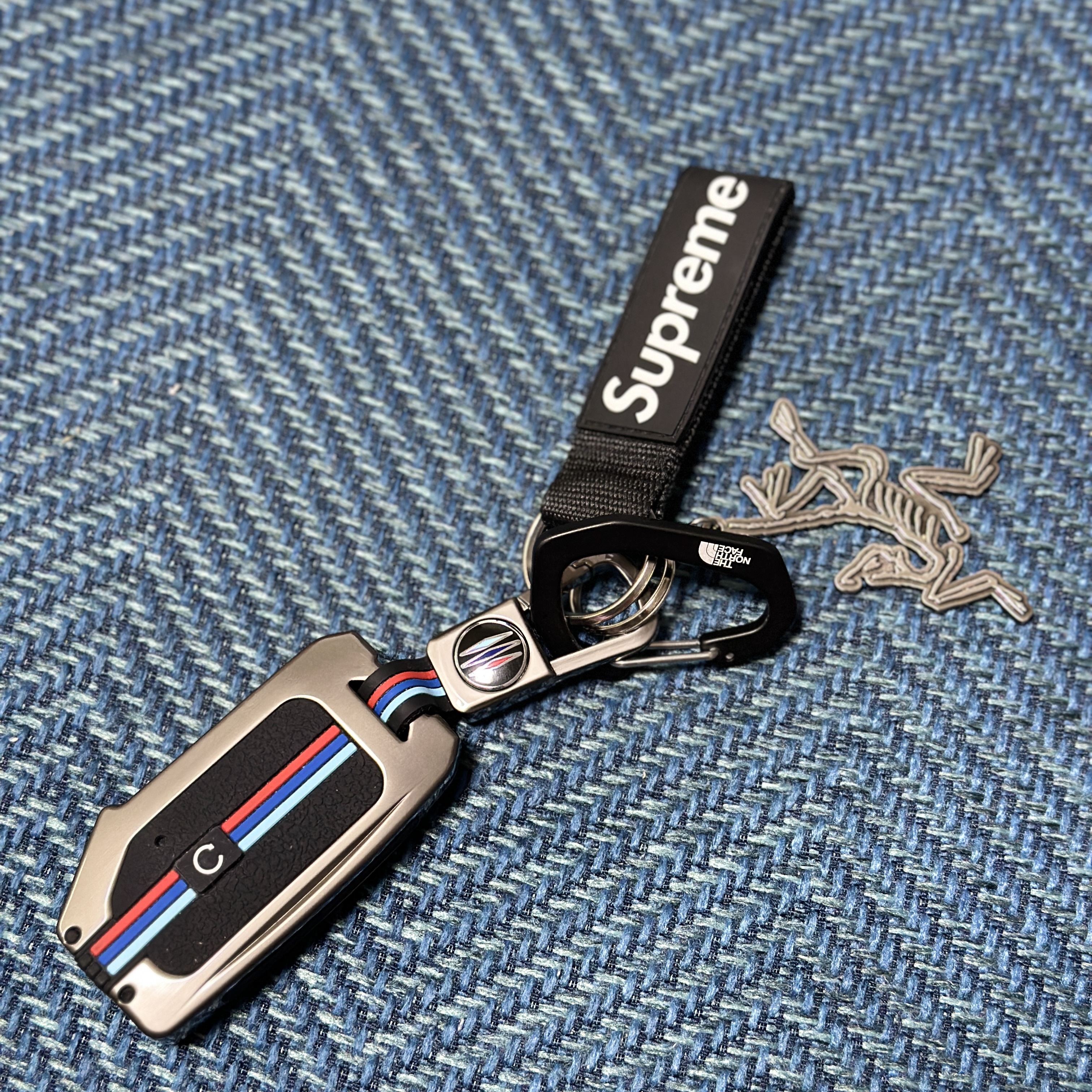 Arc'teryx Keyring Metal 착용 스타일